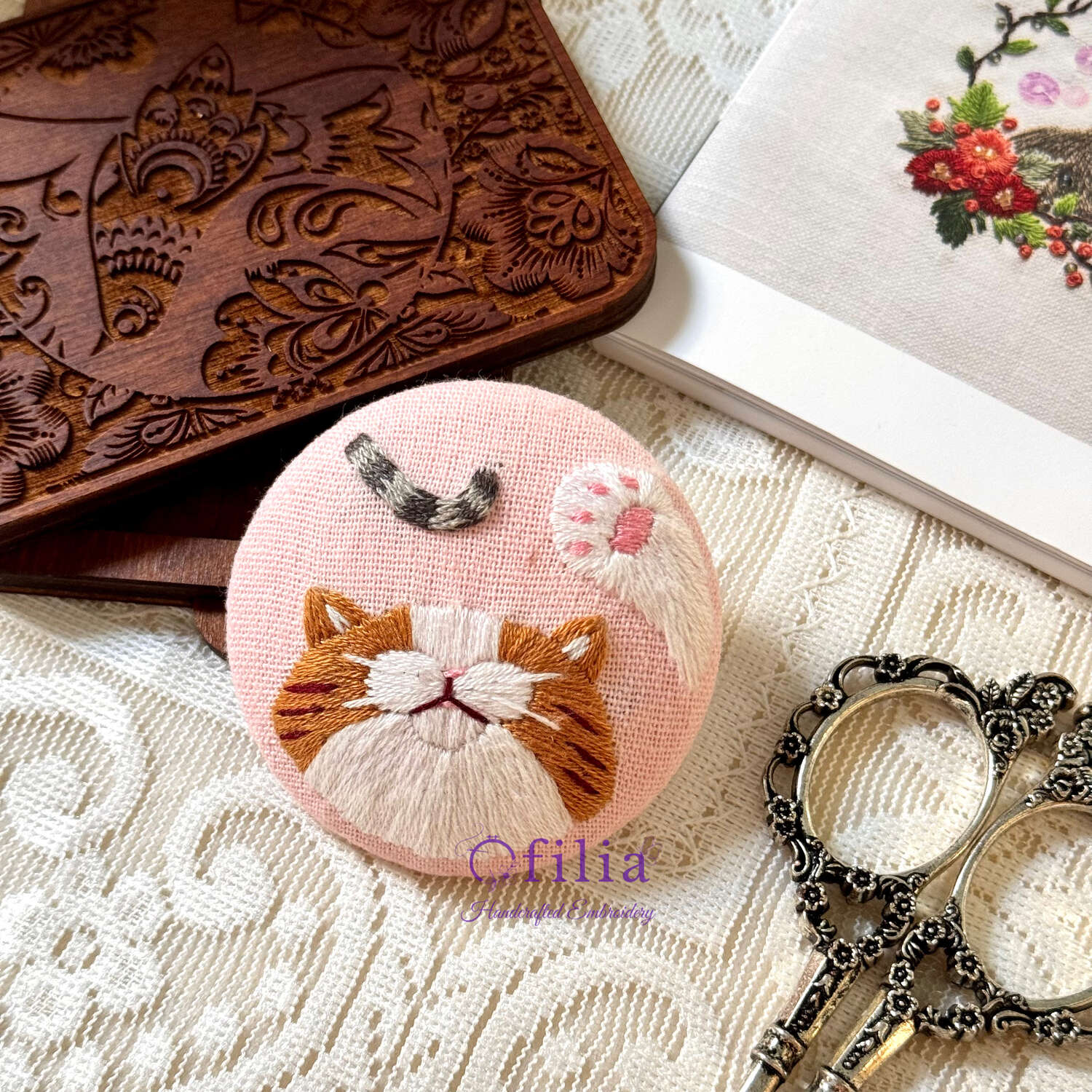 Käsinkirjailtu Kissanpinssi – Ofilia Handmade