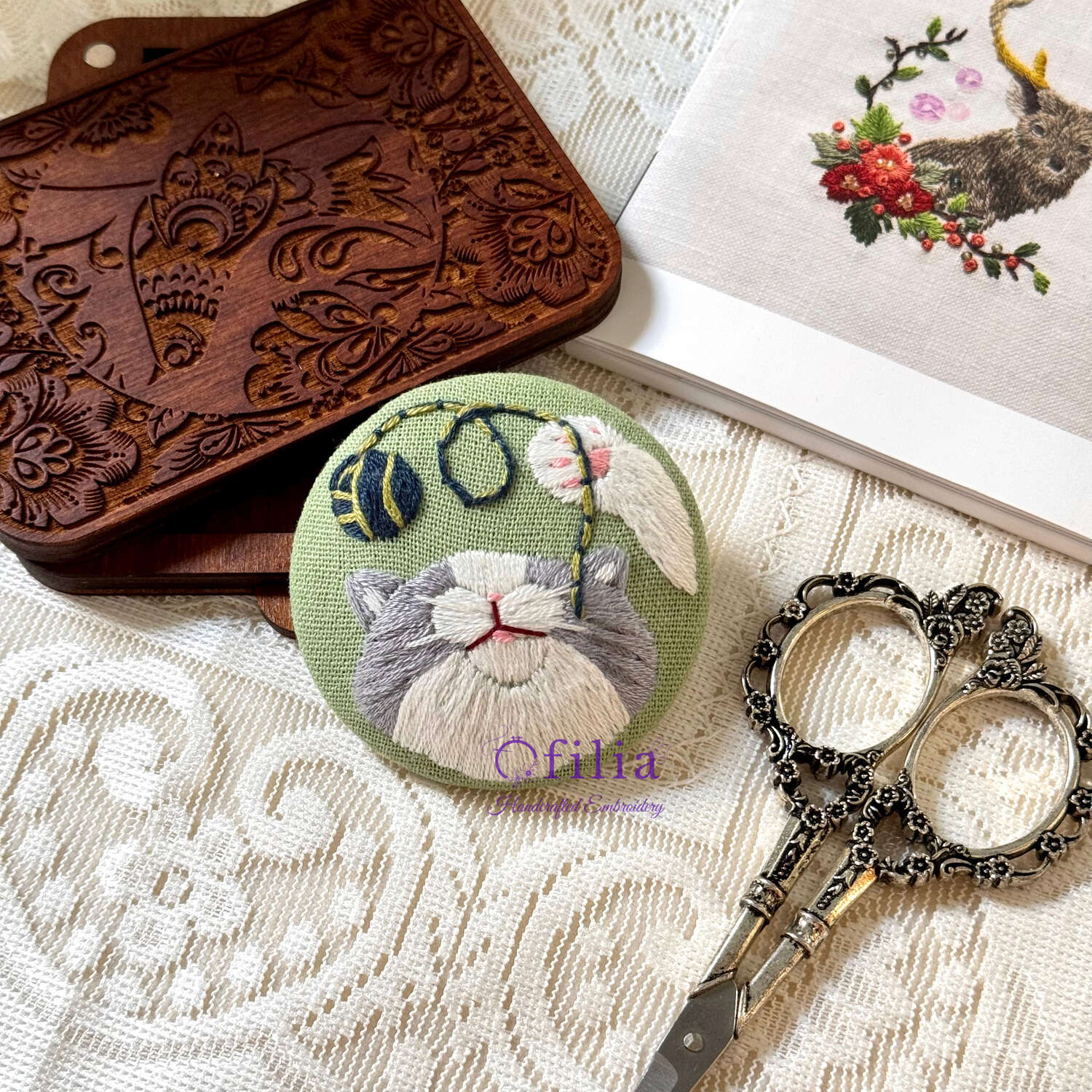 Käsinkirjailtu Kissanpinssi – Ofilia Handmade