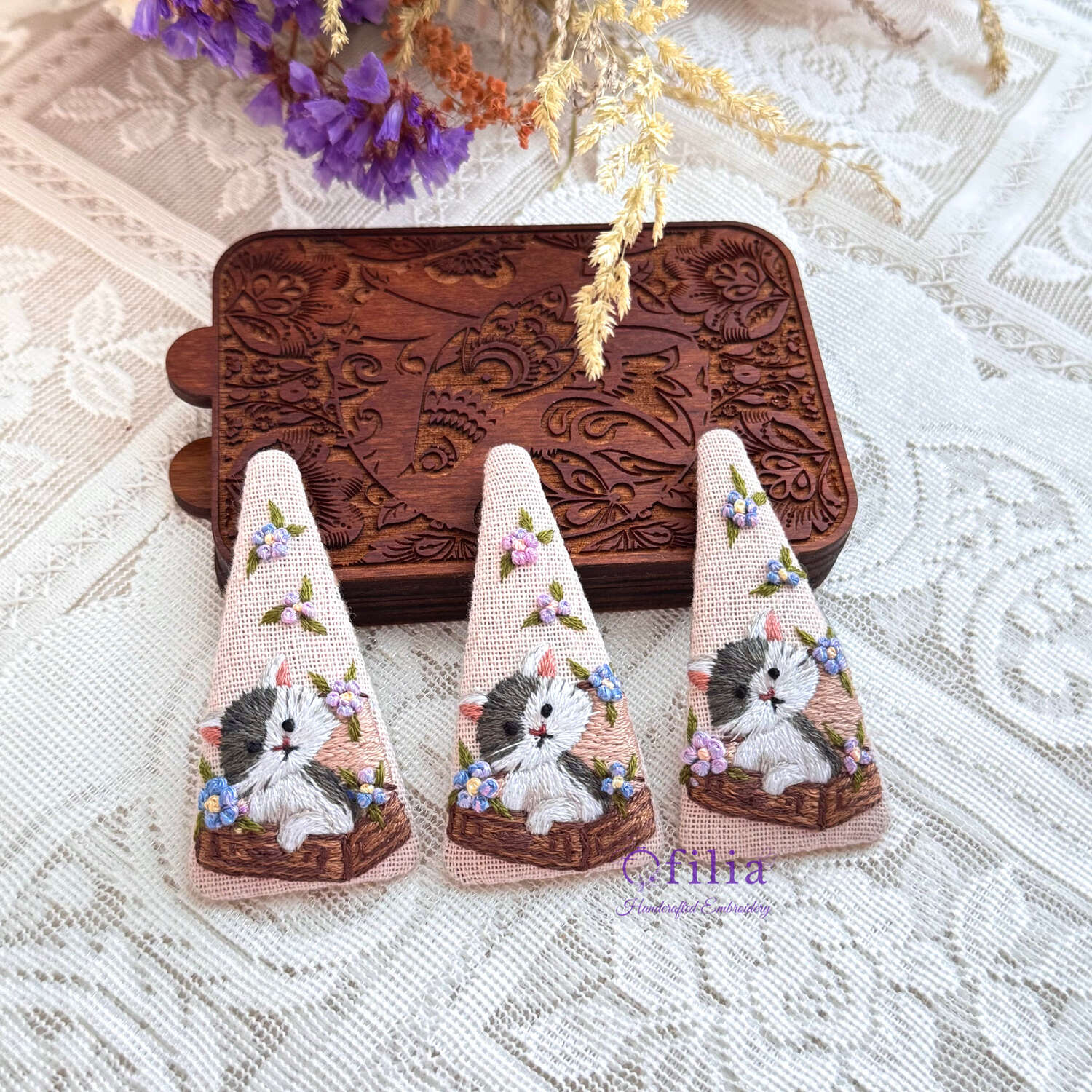 Käsinkirjottu koriin kurkistava kissa ja kukat hiuspinni – Ofilia Handmade