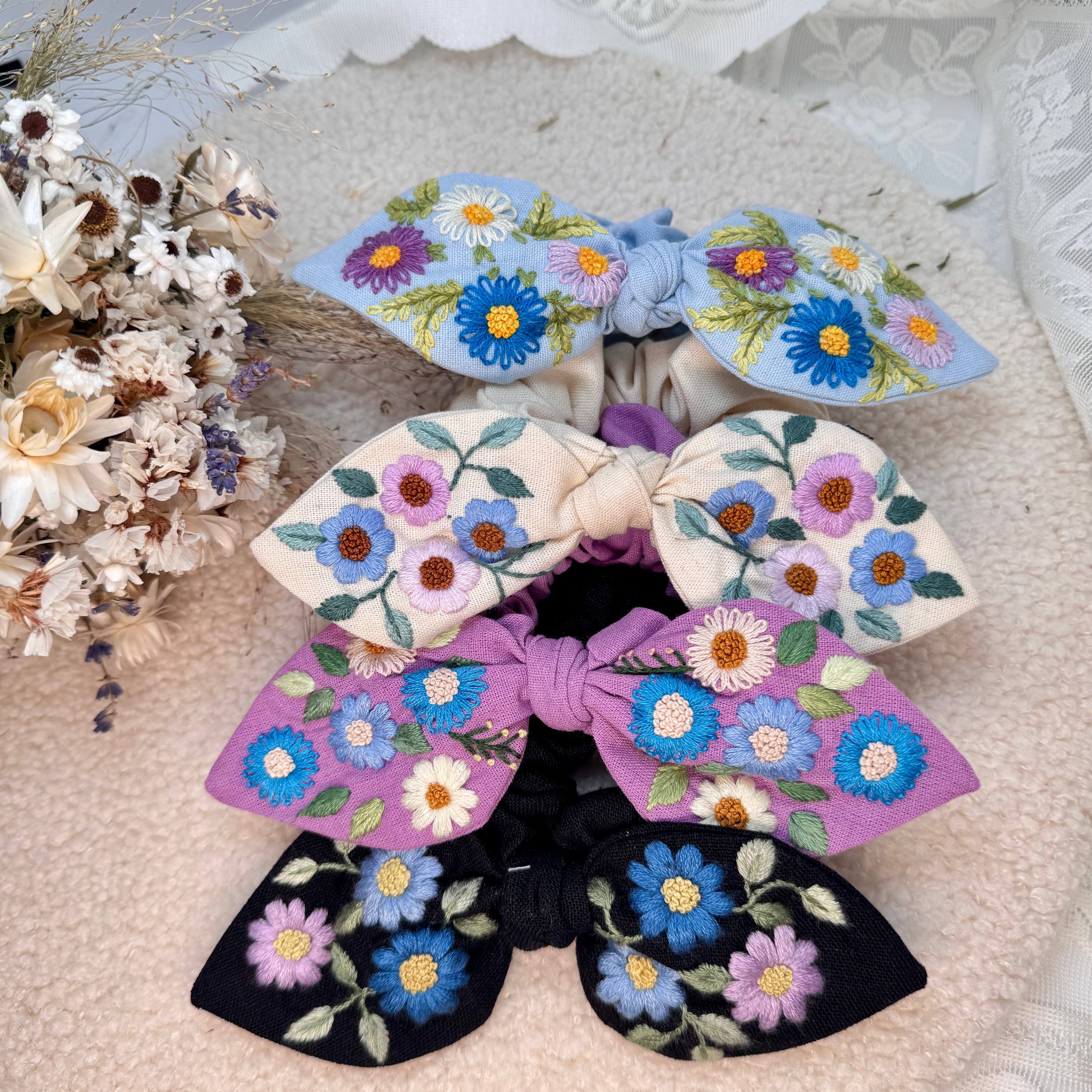 Käsin kirjottu hiusdonitsi, kukkakuvioinen kangas