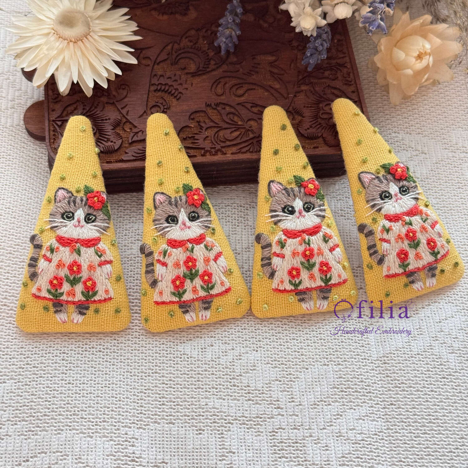 Käsinkirjailtu kukkamekossa kissa hiuspinni  – Ofilia Handmade