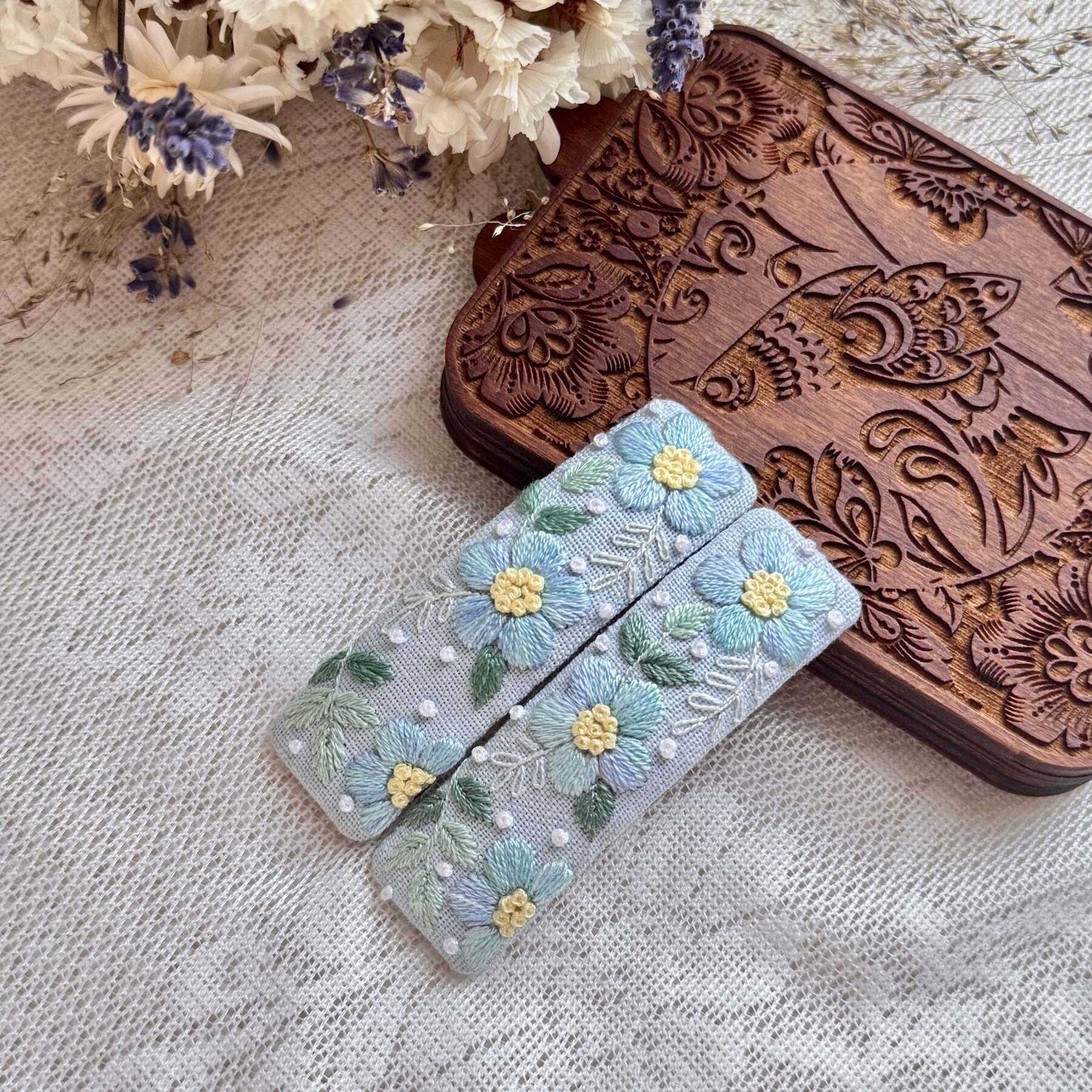 Käsin kirjotut hiuspinnit, kukkanauha-aiheinen kuvio kankaalla