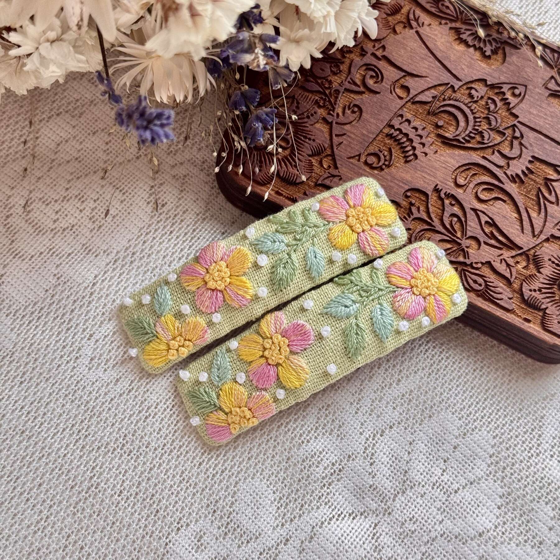 Käsin kirjotut hiuspinnit, kukkanauha-aiheinen kuvio kankaalla