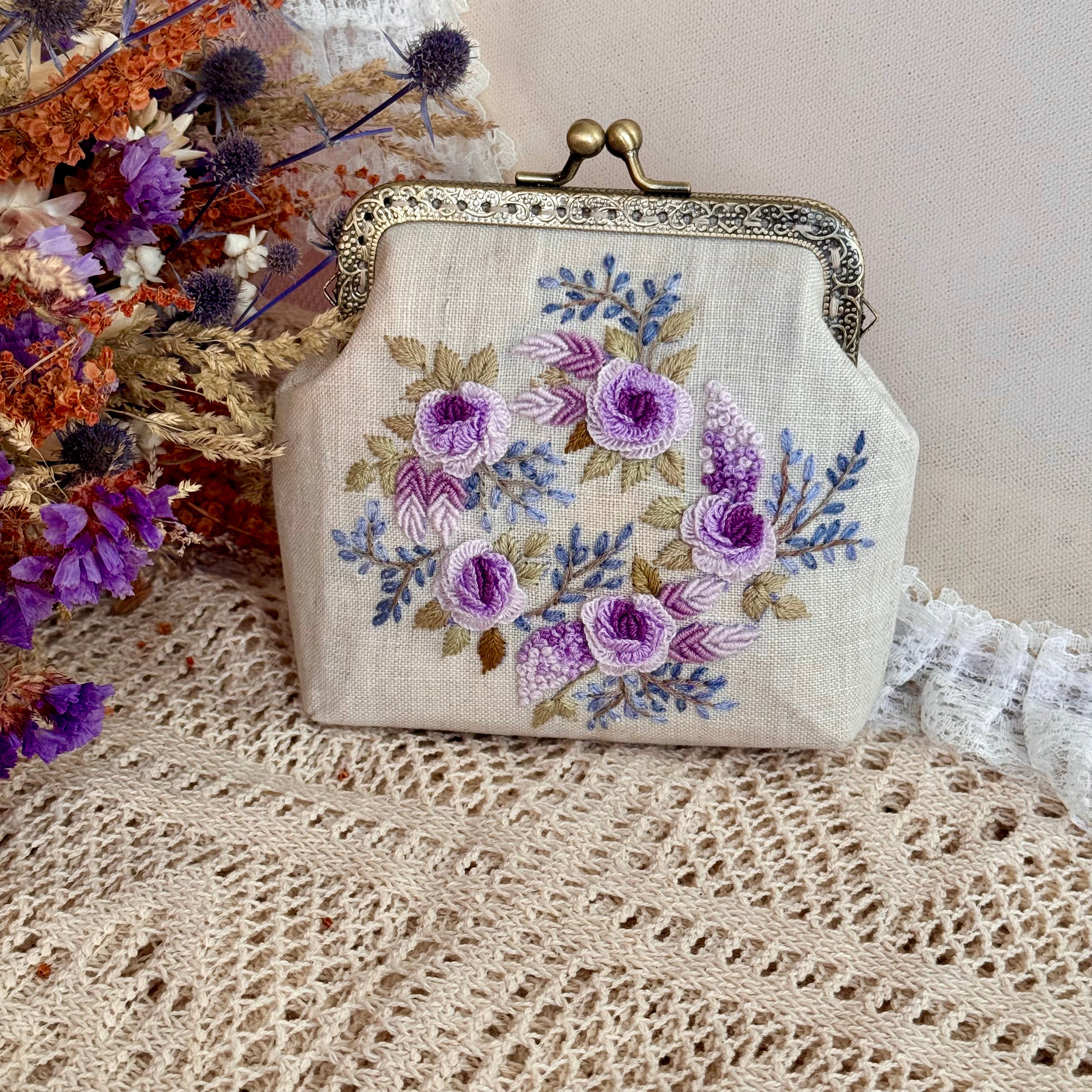 Käsin kirjottu kukkaro, violetti ruusu-aiheinen kuvio kankaalla