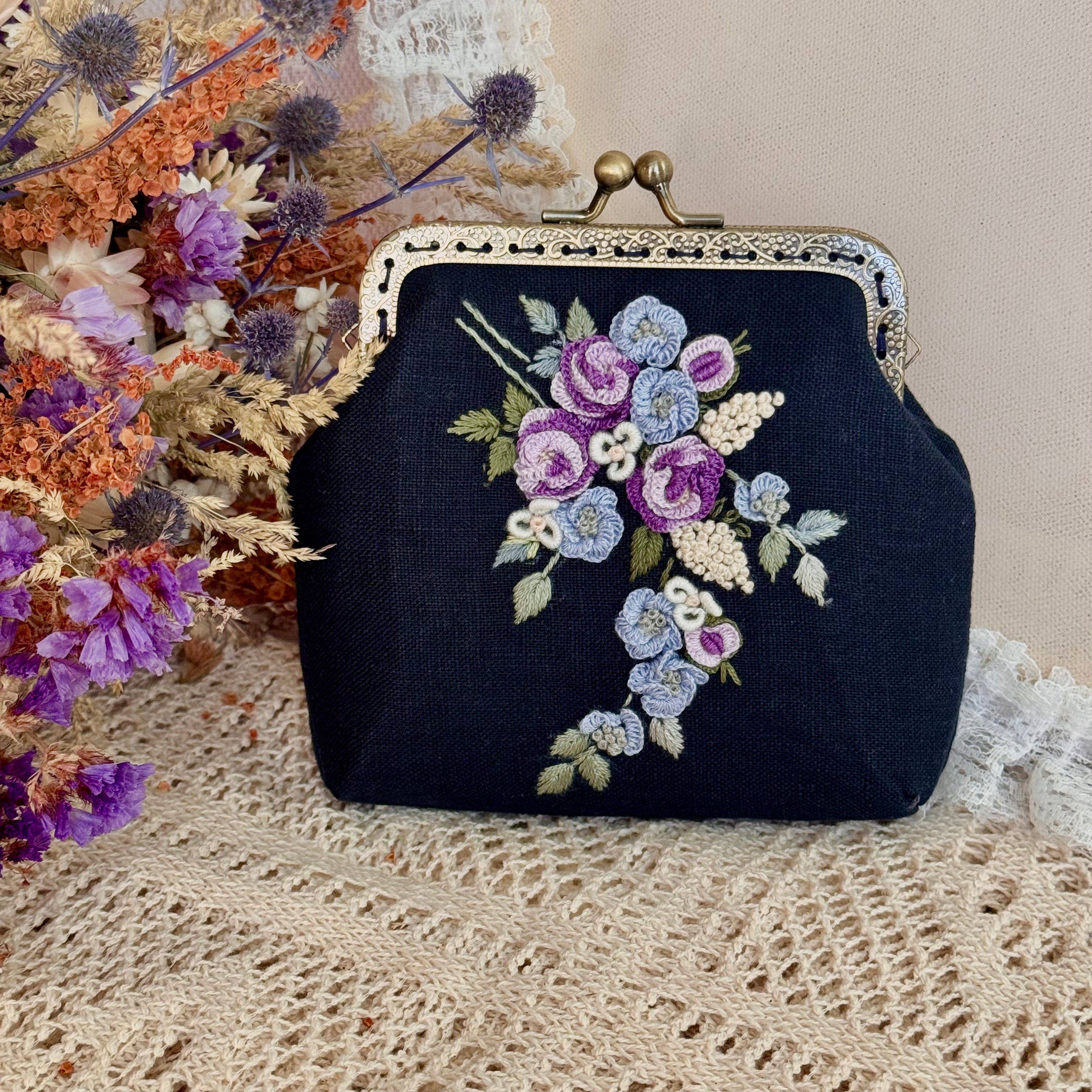 Käsin kirjottu kukkaro, violetti ruusukimppu-aiheinen kuvio kankaalla