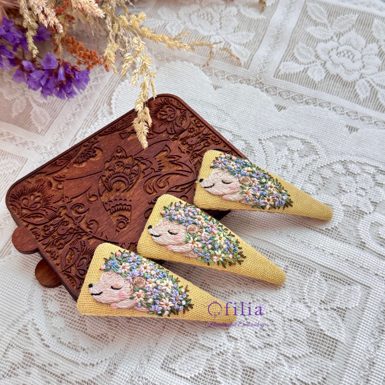 Käsinkirjottu kukkiva siili hiuspinni – Ofilia Handmade