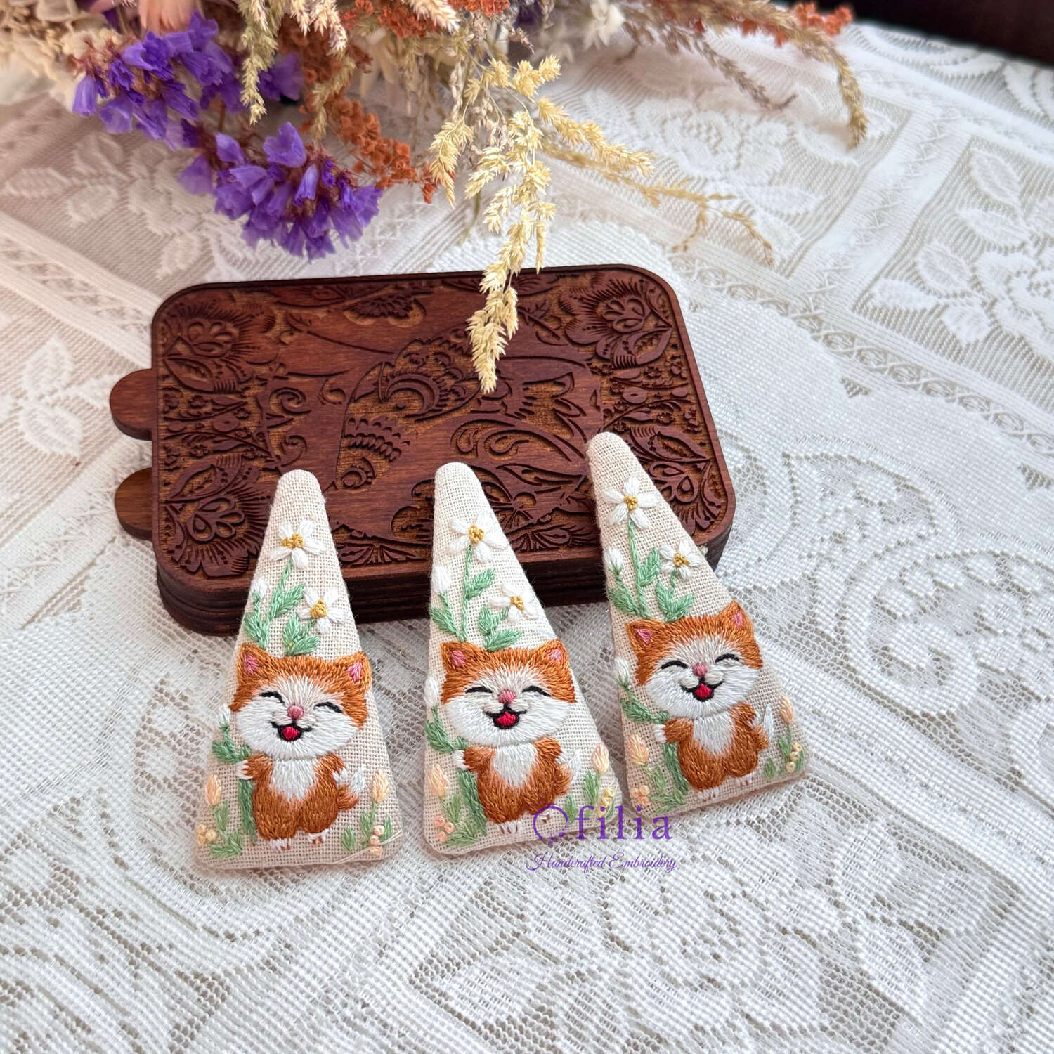 Käsinkirjailtu kultainen kissa ja valkoinen kukka hiuspinni – Ofilia Handmade