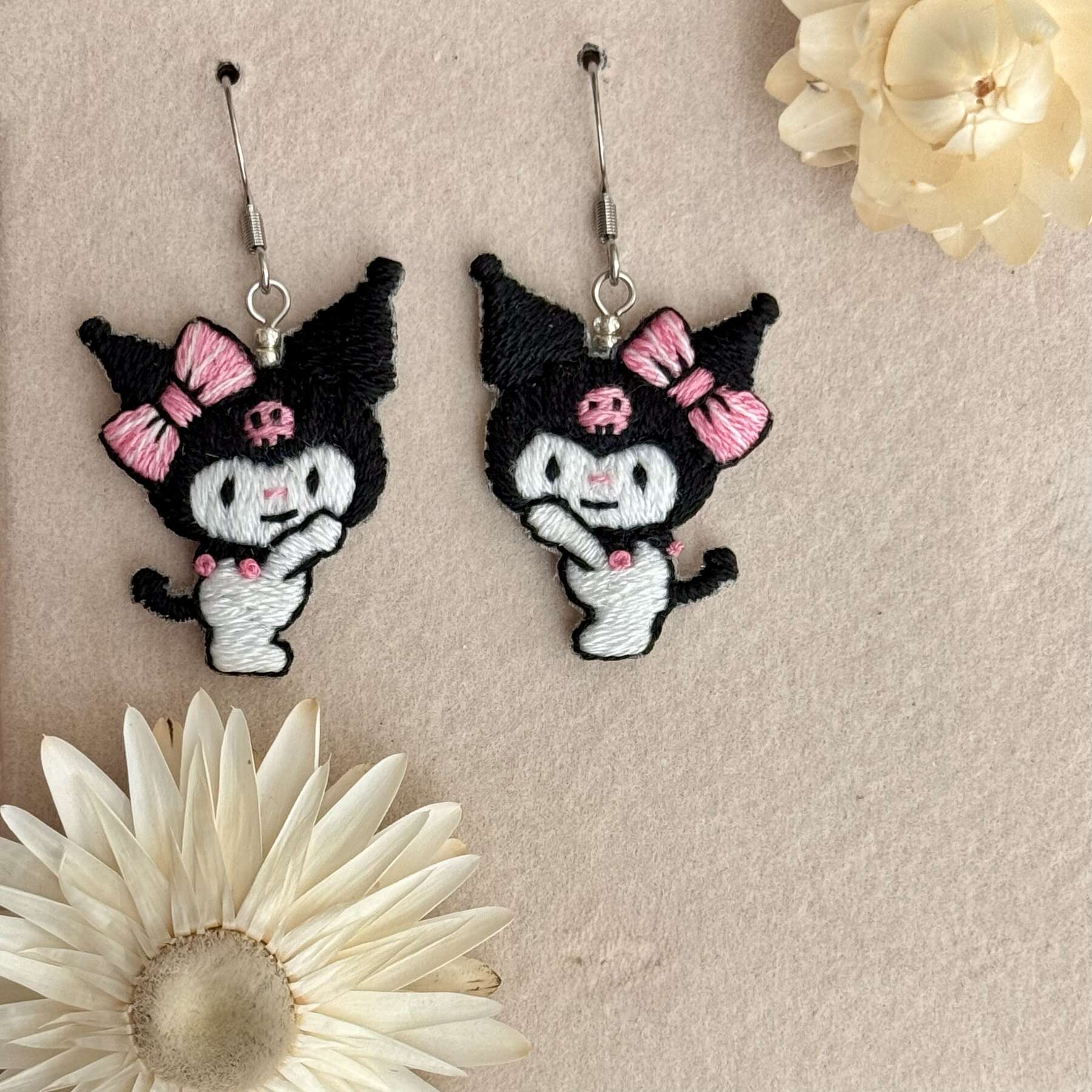 Käsin kirjotut korvakorut, Kuromi-aiheinen kuvio