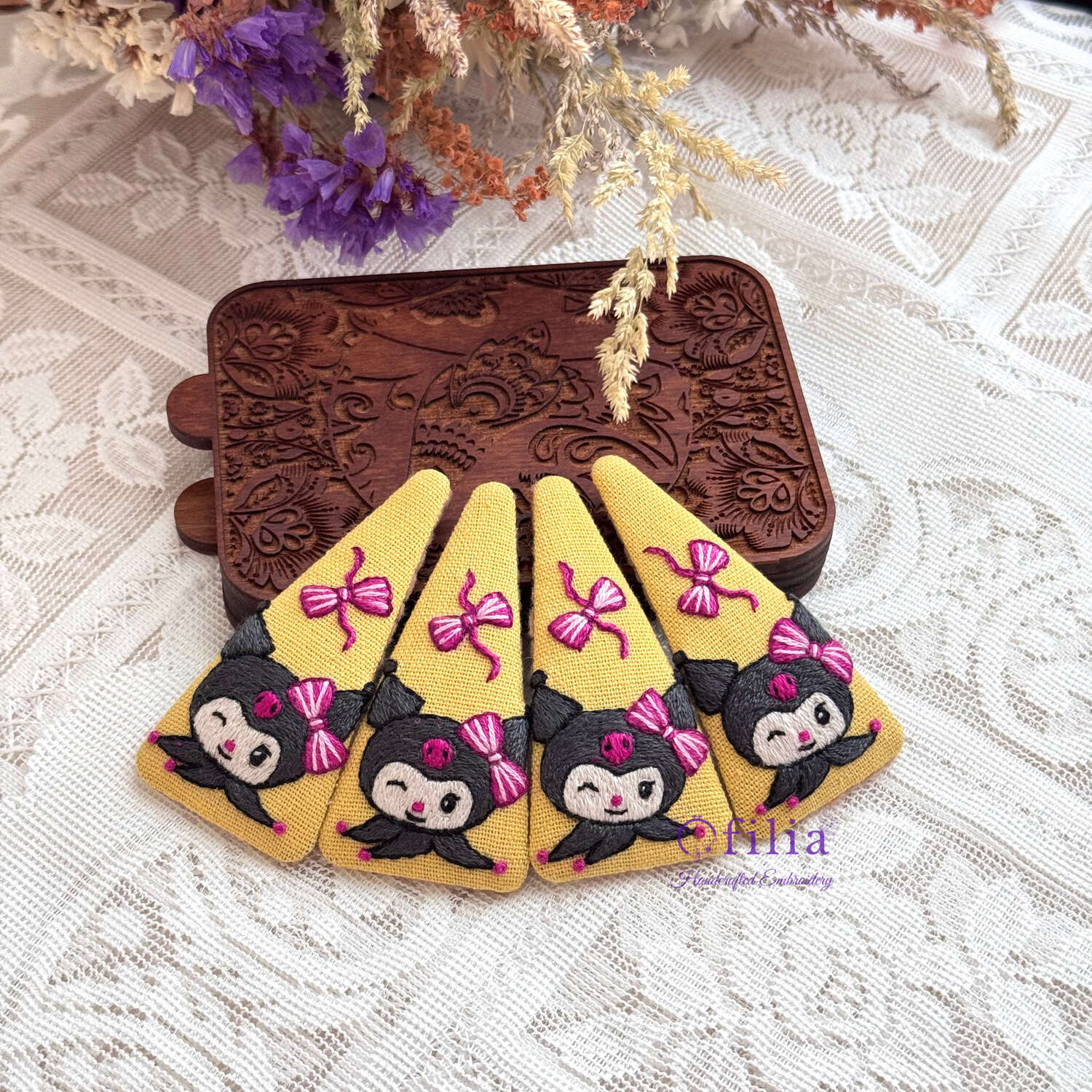 Käsinkirjailtu Kuromi ja Vaaleanpunainen Rusetti Hiuspinni – Ofilia Handmade