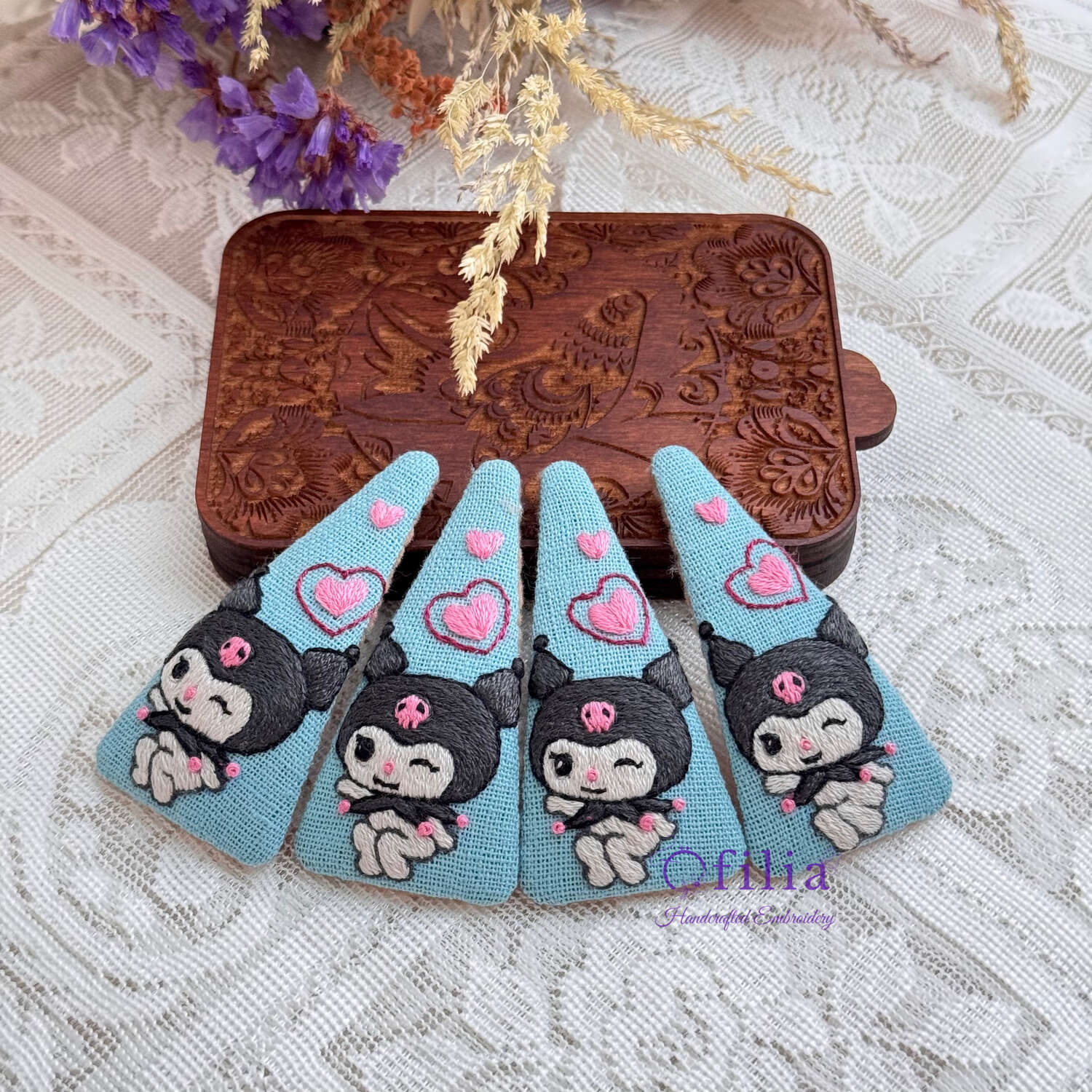 Käsinkirjailtu Kuromi ja Vaaleanpunaiset Sydämet Hiuspinni – Ofilia Handmade