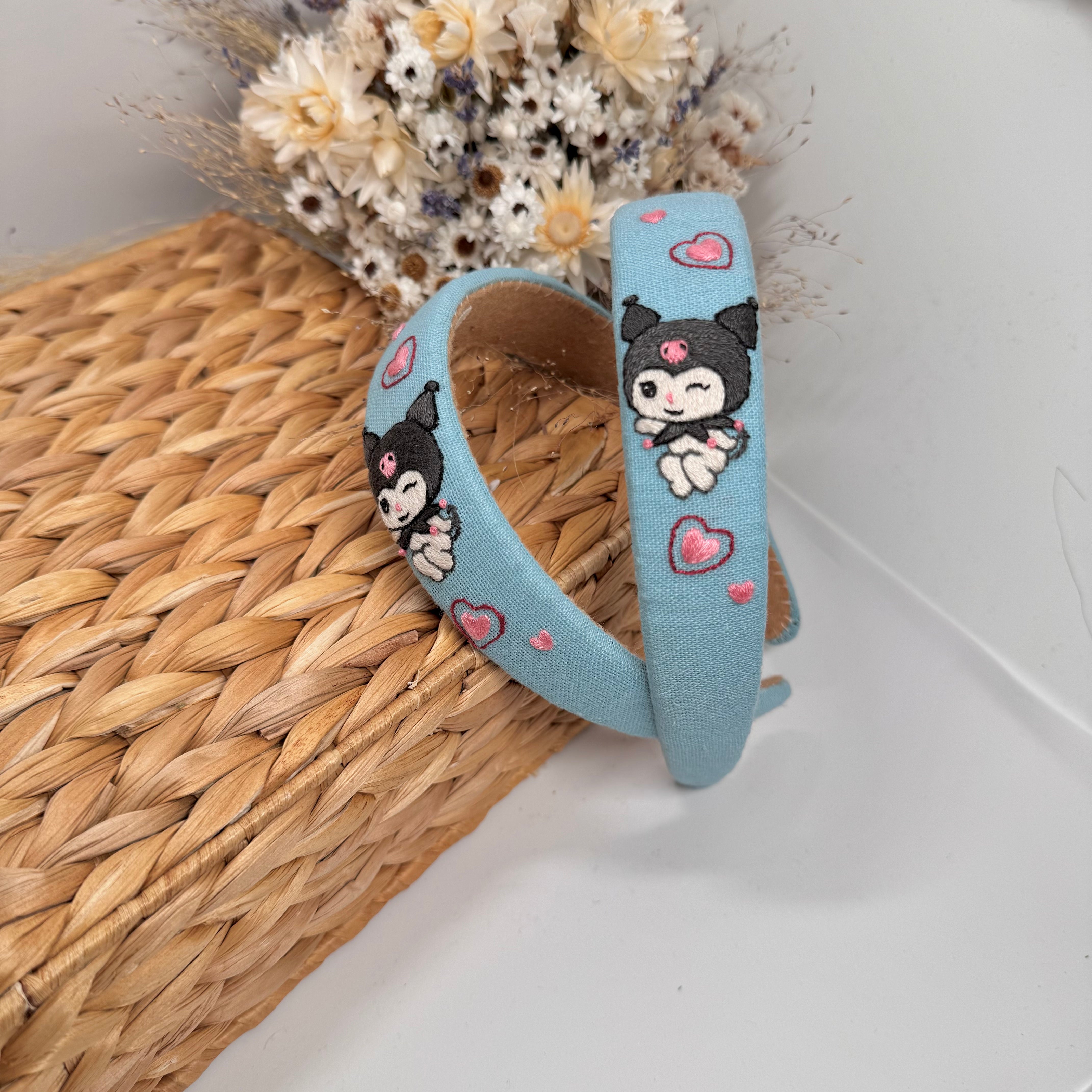 Käsin kirjottu hiuspanta, Kuromi ja vaaleanpunainen sydän -aiheinen kuvio kankaalla