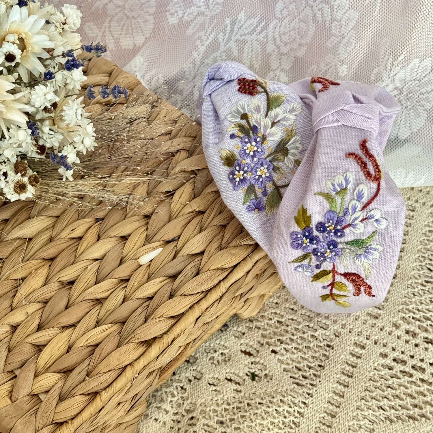 Käsin kirjottu turbaanipanta, lännen kylmänkukka-aiheinen kuvio kankaalla