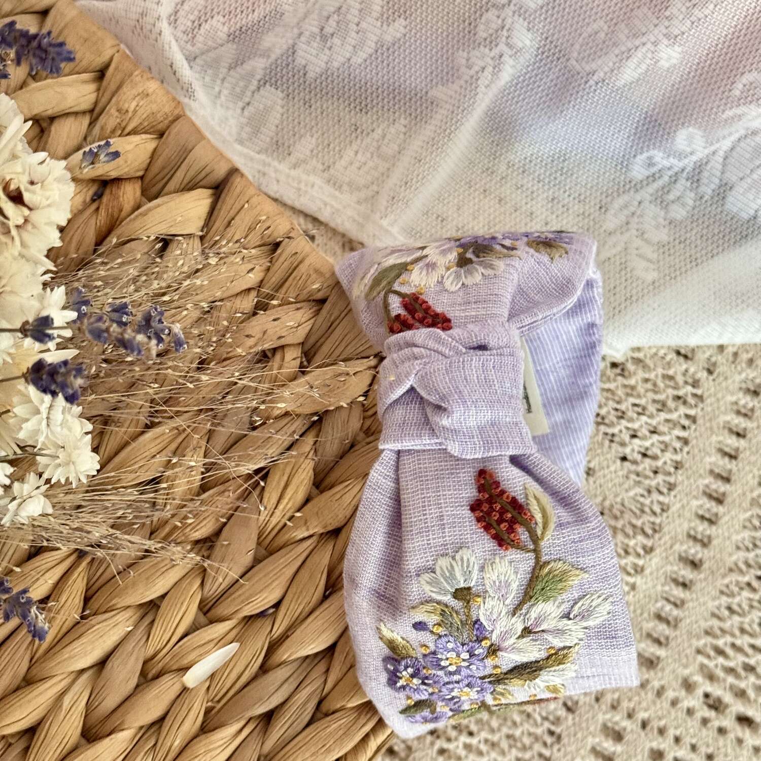 Käsin kirjottu turbaanipanta, lännen kylmänkukka-aiheinen kuvio kankaalla