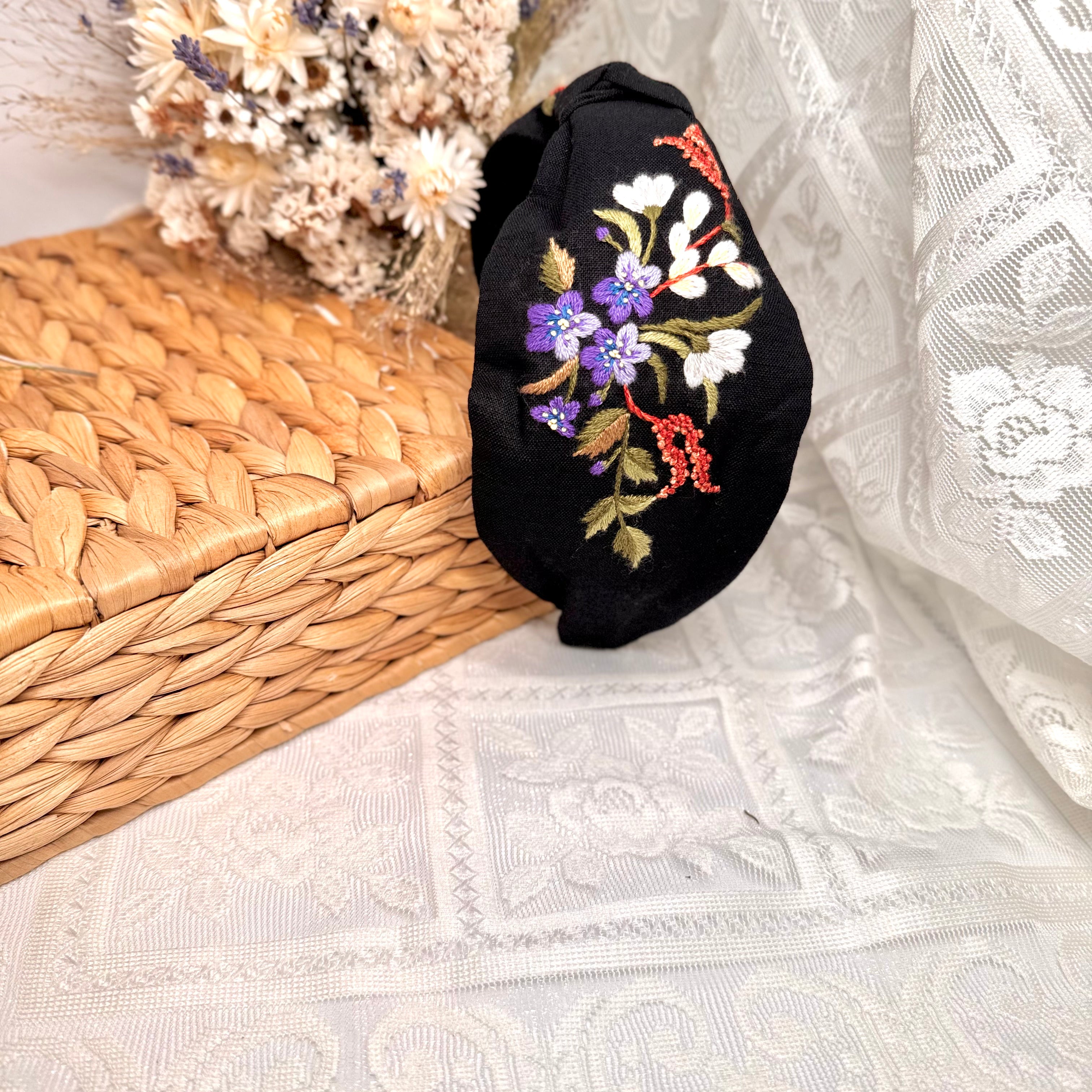 Käsin kirjottu turbaanipanta, lännen kylmänkukka-aiheinen kuvio kankaalla