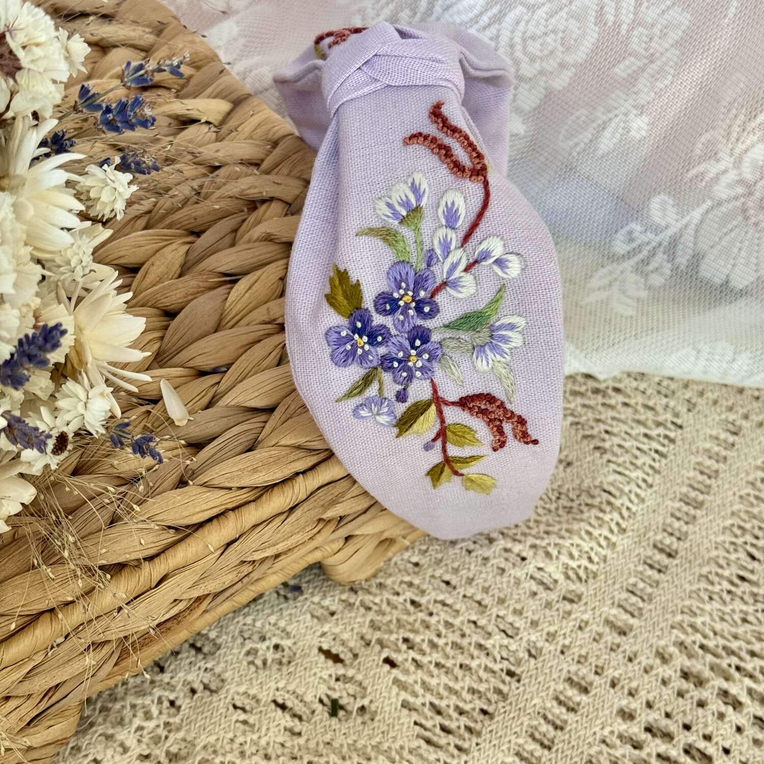 Käsin kirjottu turbaanipanta, lännen kylmänkukka-aiheinen kuvio kankaalla