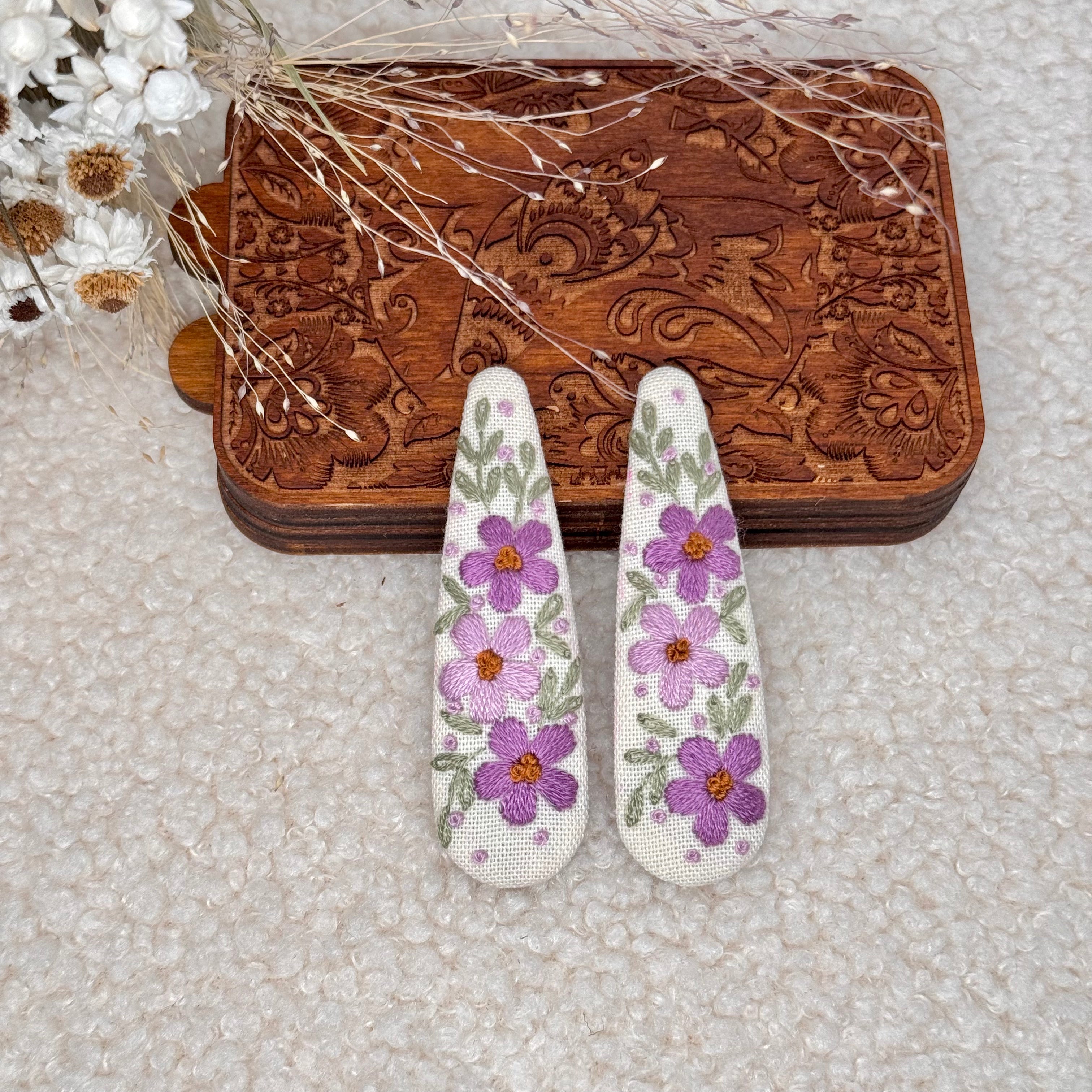 Käsin kirjotut hiuspinnit, lapinesikko-aiheinen kuvio kankaalla