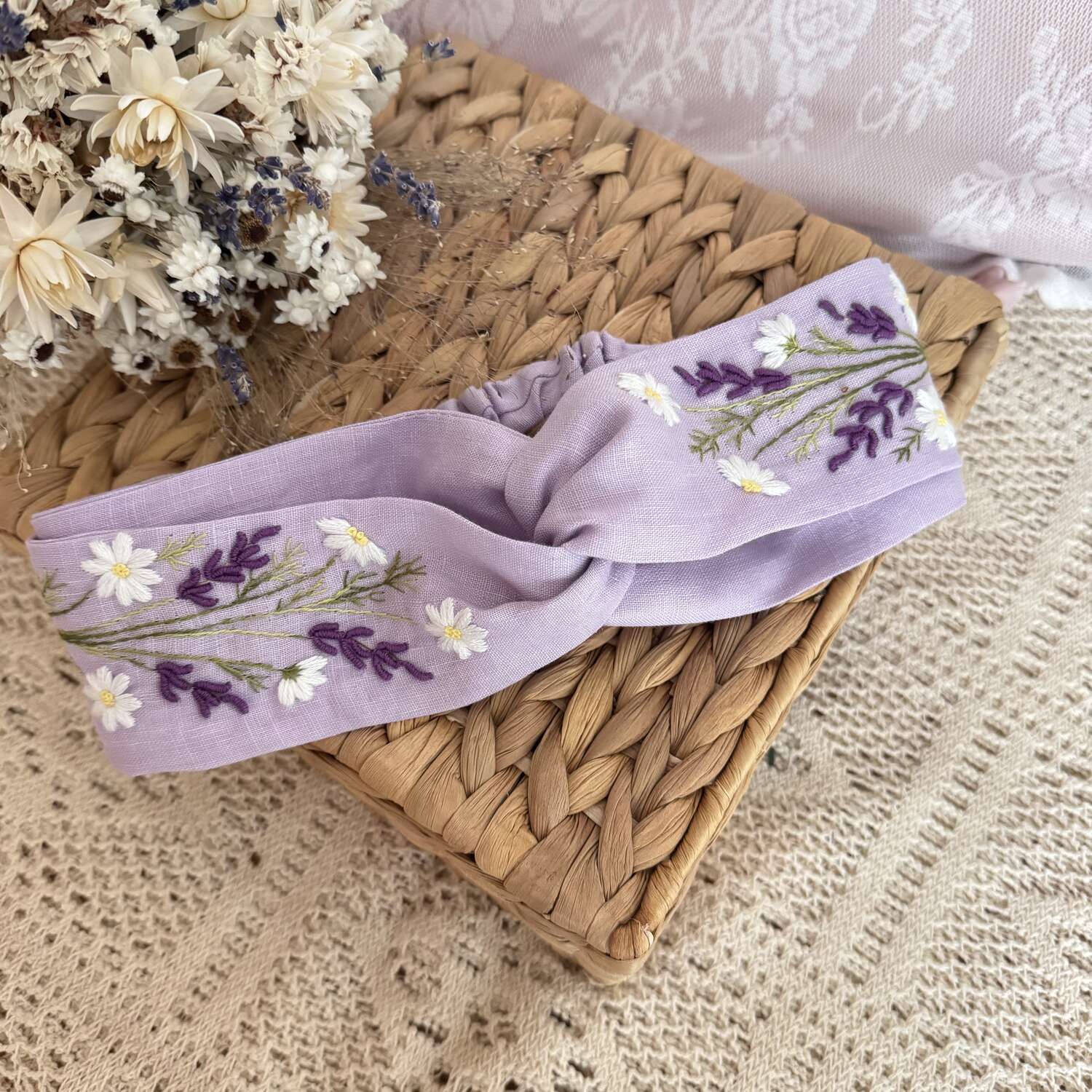 Käsin kirjottu joustava hiuspanta, laventeli-aiheinen kuvio kankaalla