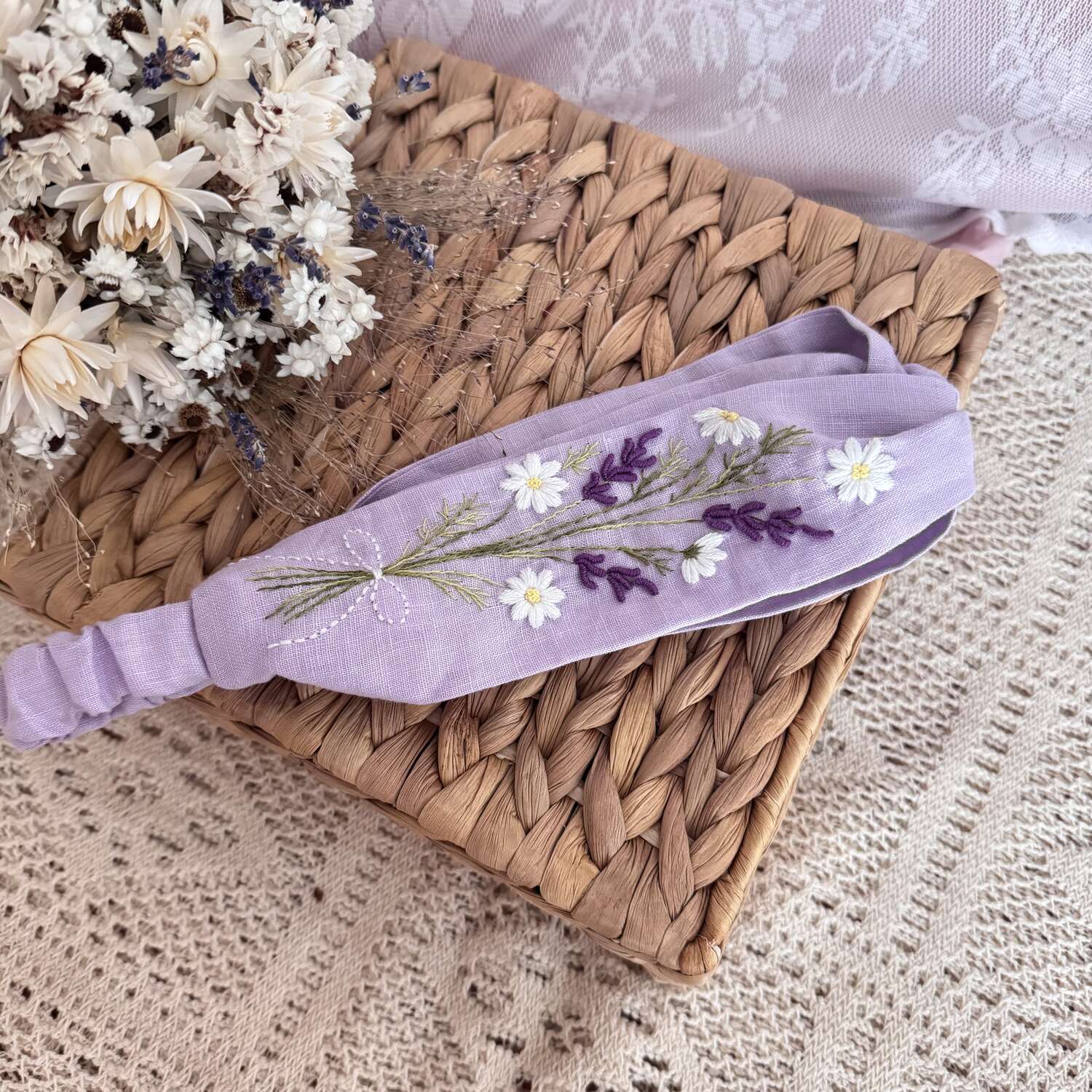 Käsin kirjottu joustava hiuspanta, laventeli-aiheinen kuvio kankaalla