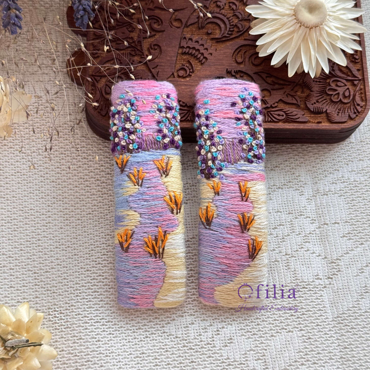 Käsinkirjailtu laventelipelto auringonlaskussa maisemahiuspinni  – Ofilia Handmade