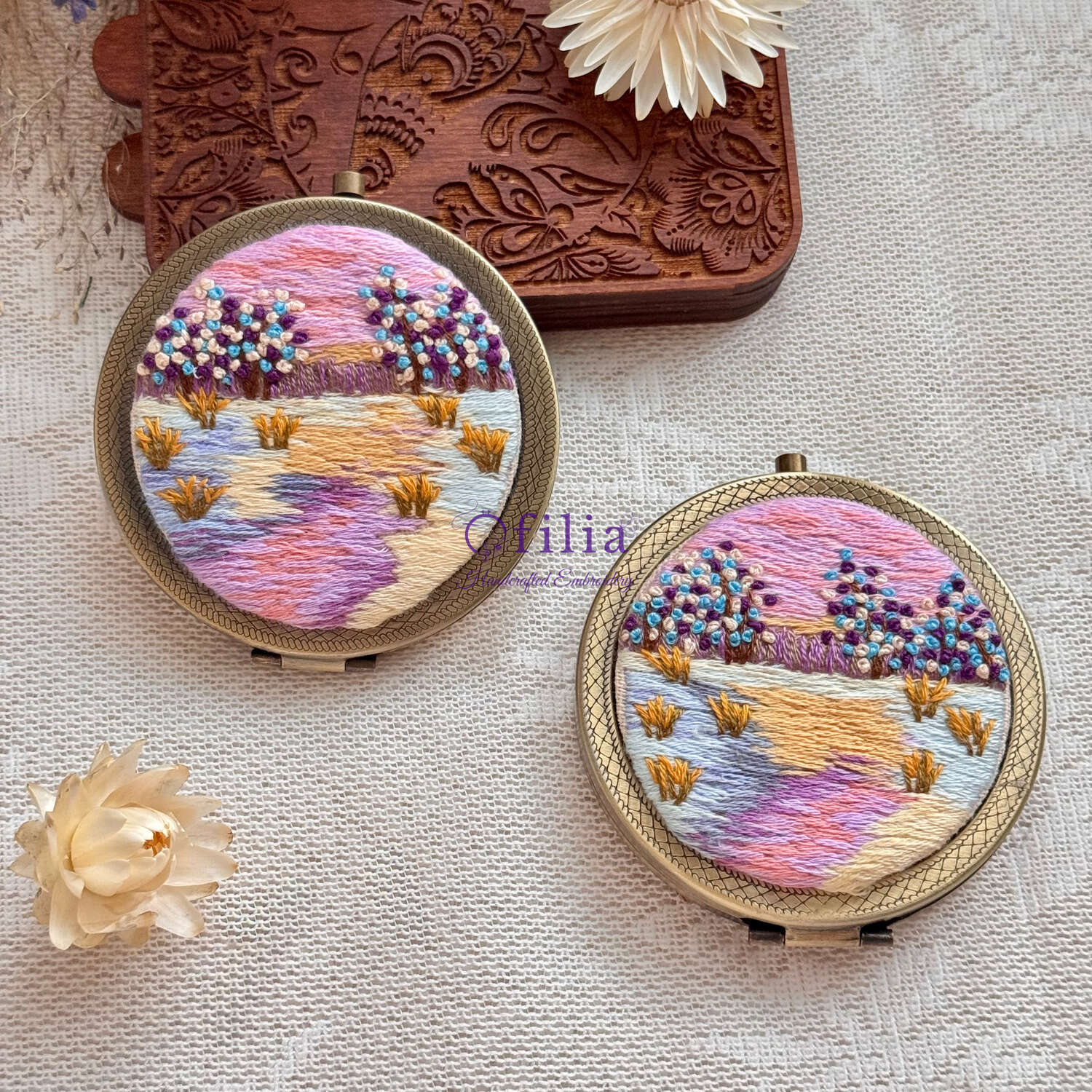 Käsinkirjailtu laventelipelto auringonlaskussa maisemataskupeili – Ofilia Handmade