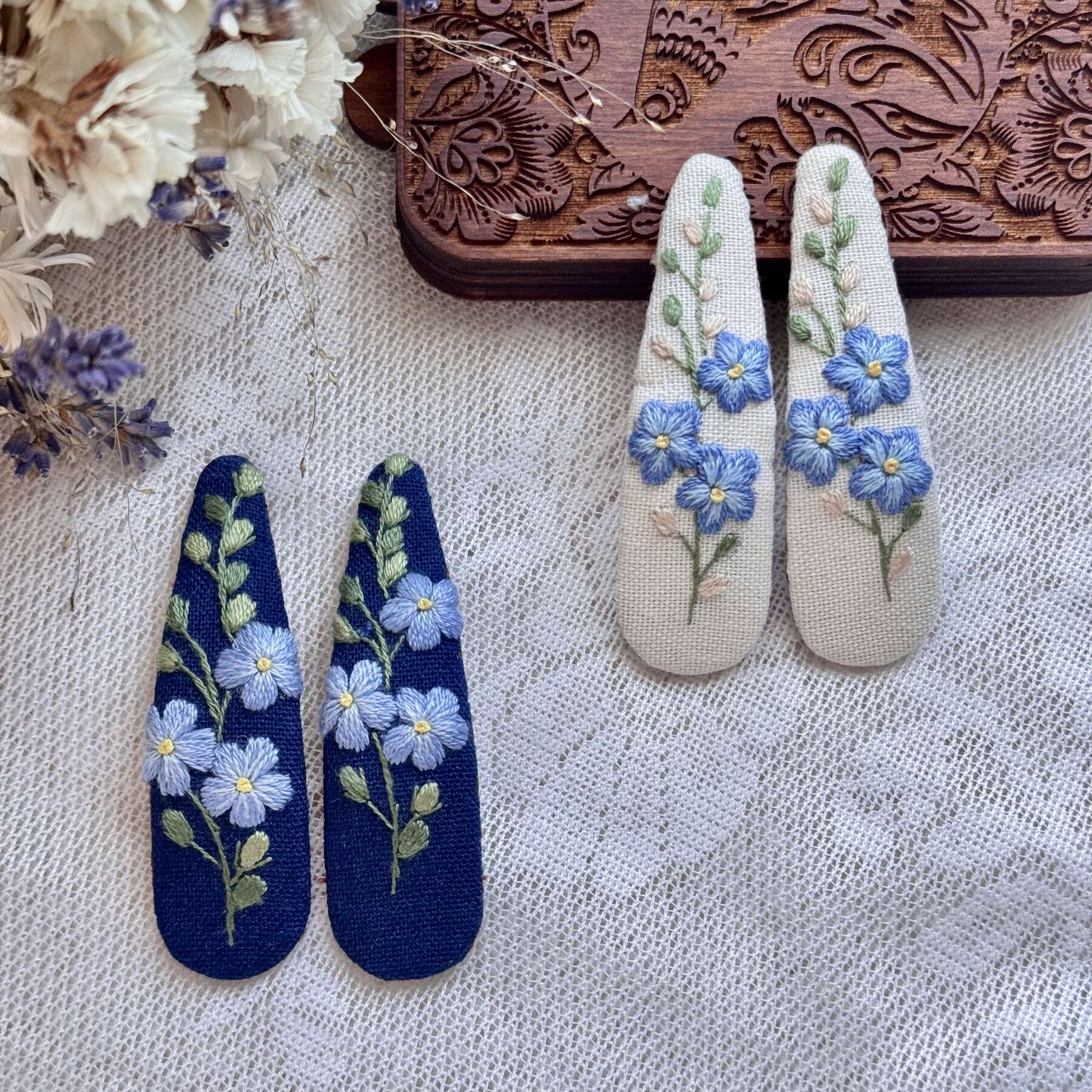 Käsin kirjotut hiuspinnit, lemmikki-aiheinen kuvio kankaalla