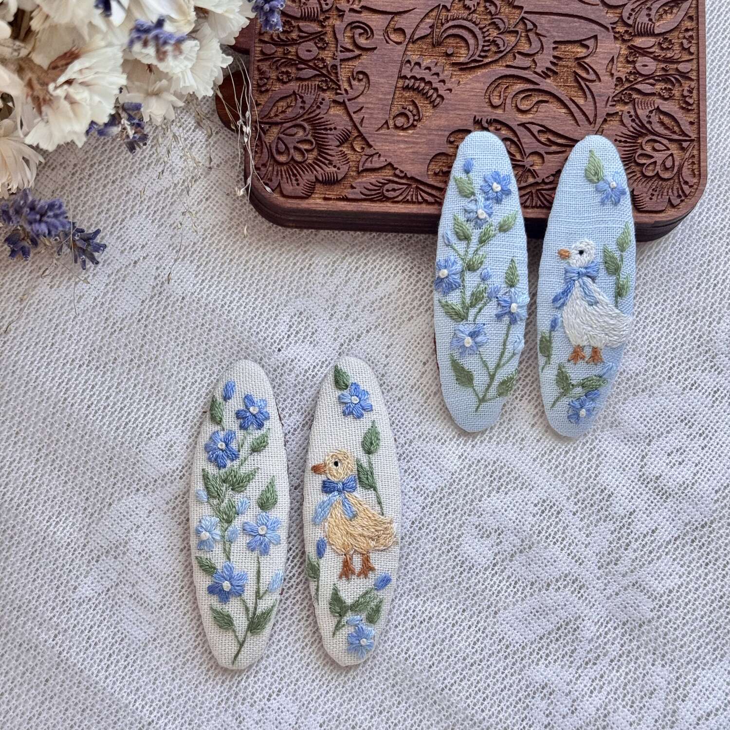 Käsin kirjotut hiuspinnit, lemmikki ja ankka -aiheinen kuvio kankaalla