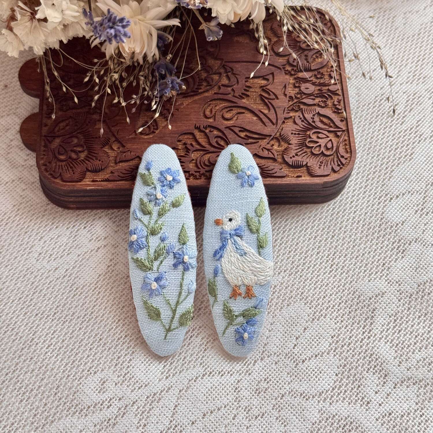 Käsin kirjotut hiuspinnit, lemmikki ja ankka -aiheinen kuvio kankaalla