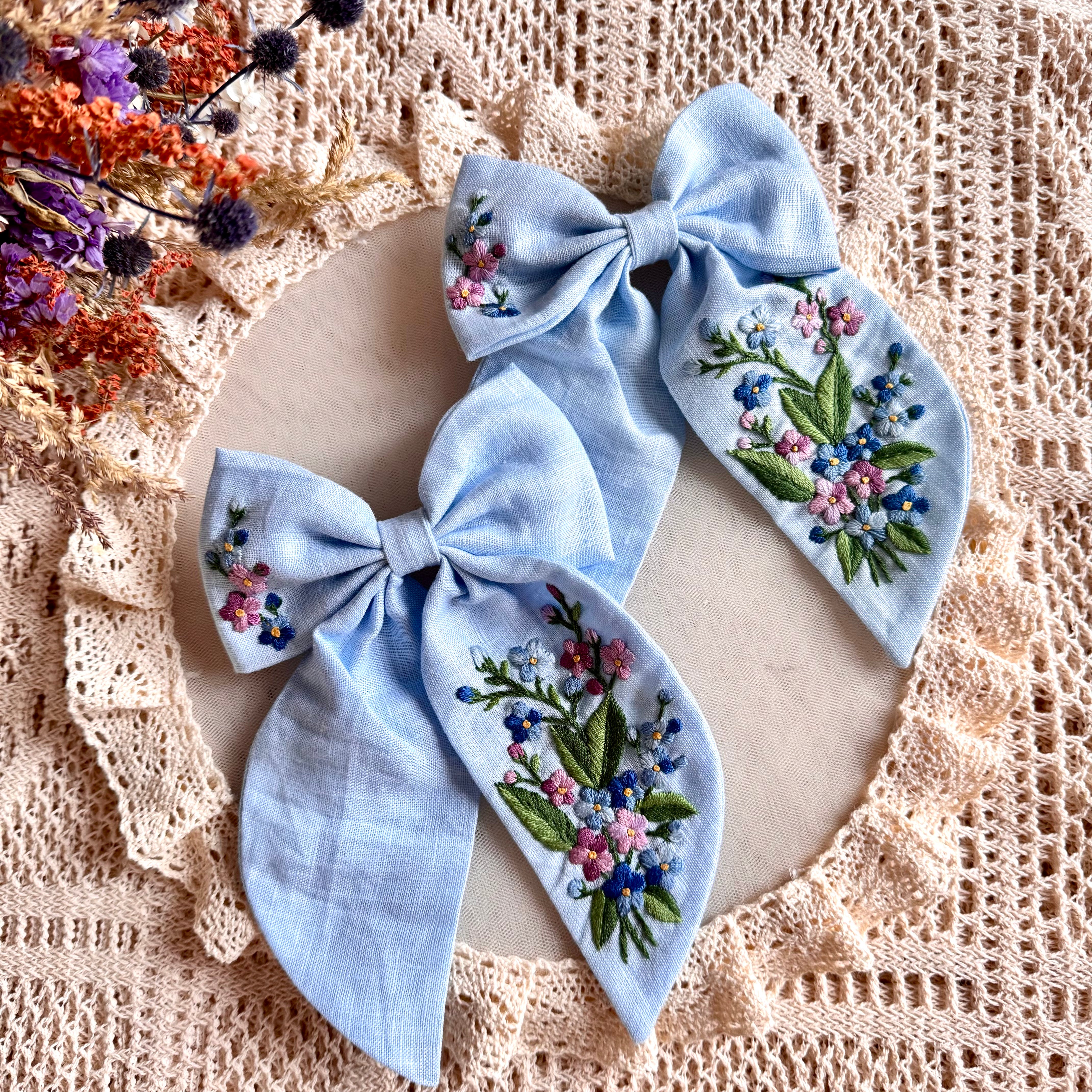 Käsin kirjottu hiusrusetti, lemmikki-aiheinen kuvio kankaalla