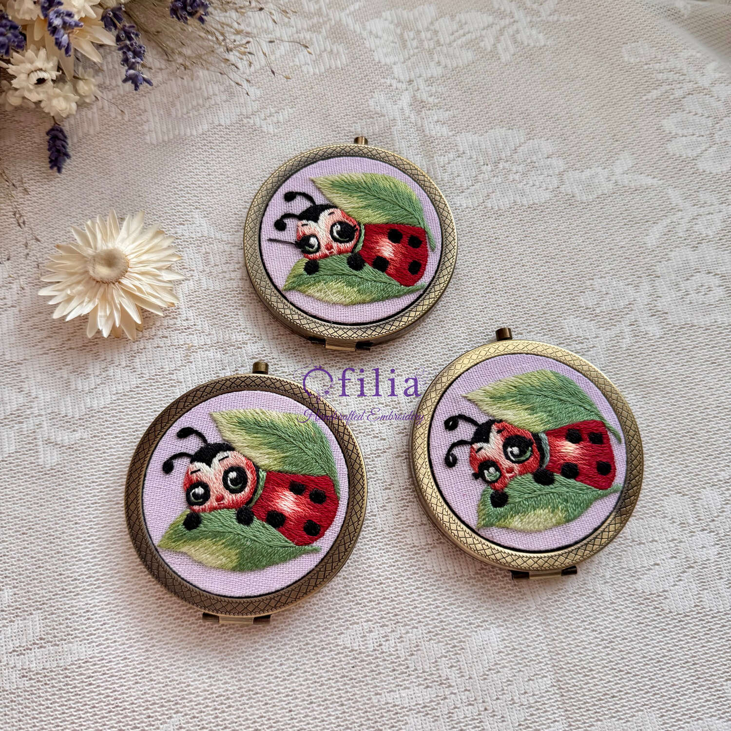 Käsinkirjailtu Leppäkertun taskupeili – Ofilia Handmade