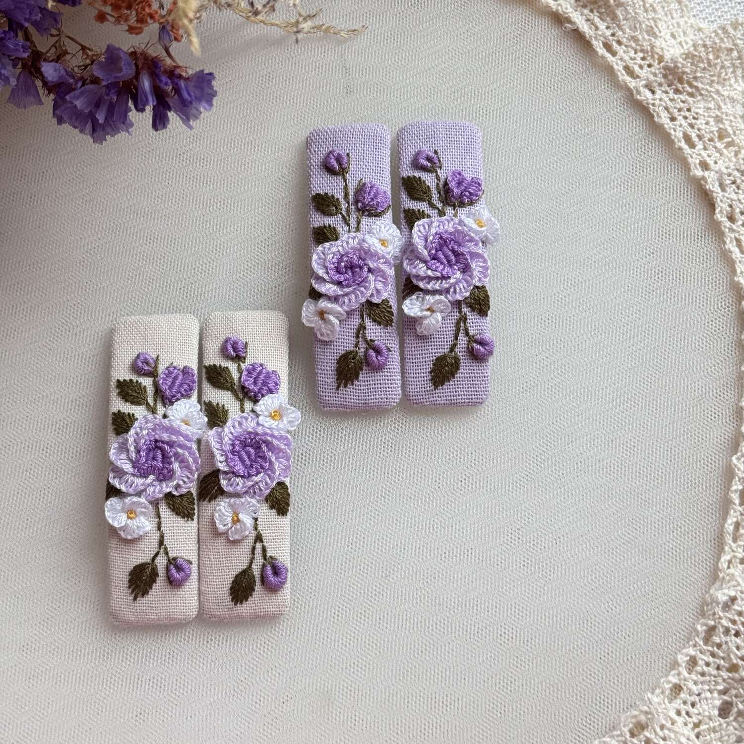 Käsin kirjotut hiuspinnit, liila ruusukimppu -aiheinen kuvio kankaalla