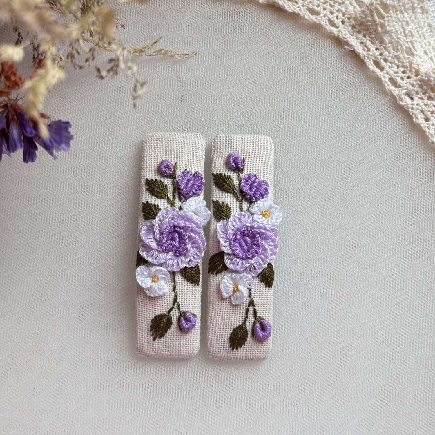 Käsin kirjotut hiuspinnit, liila ruusukimppu -aiheinen kuvio kankaalla