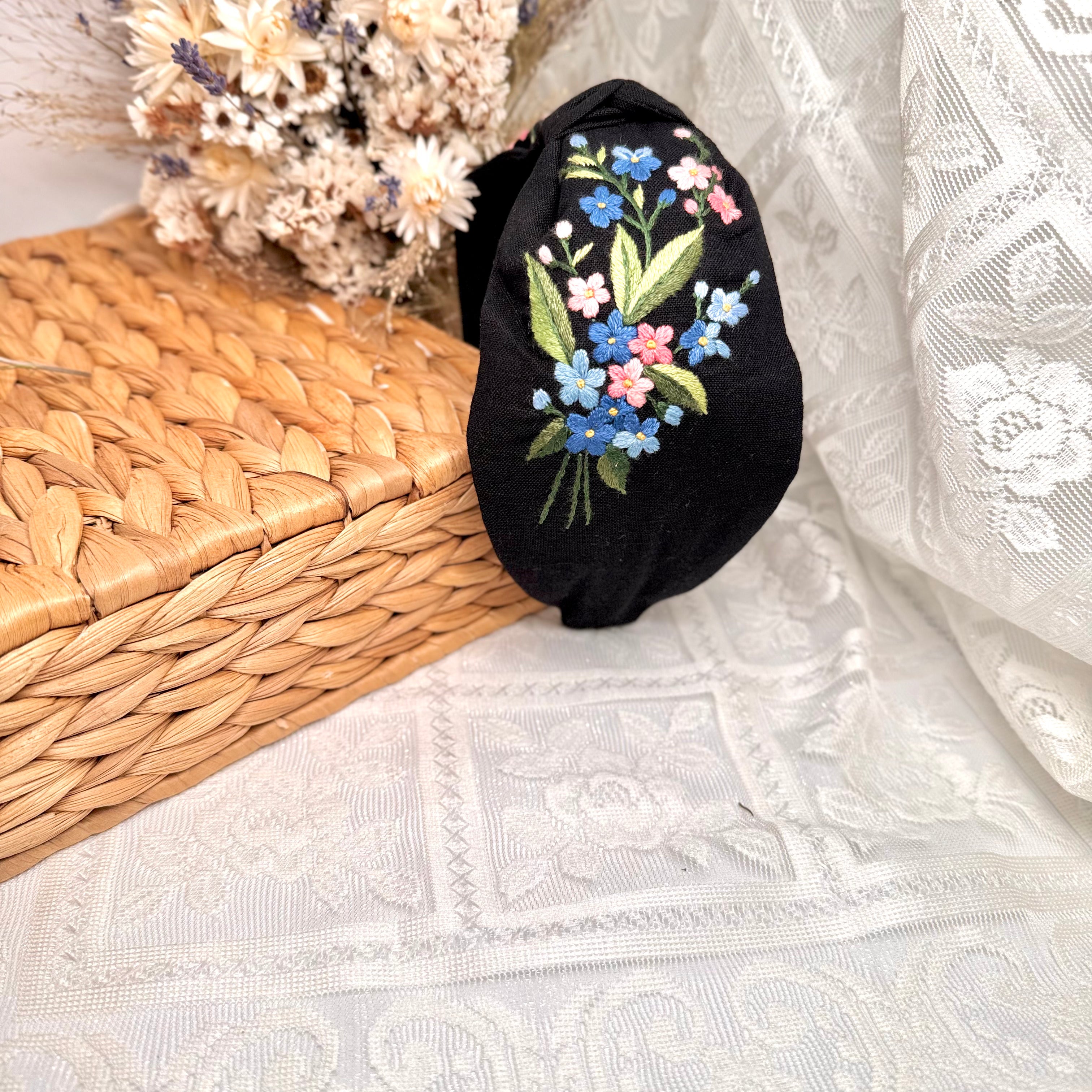 Käsin kirjottu turbaanipanta, luhtalemmikki-aiheinen kuvio kankaalla