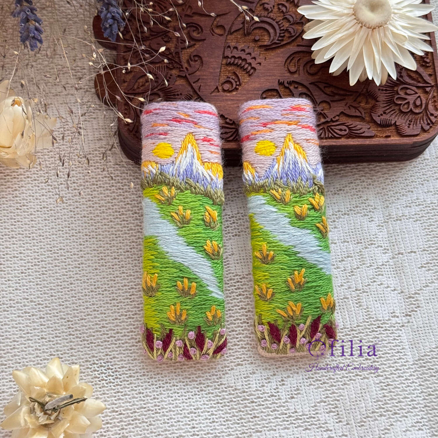 Käsinkirjailtu lumihuiput ja vihreä niitty maisemahiuspinni – Ofilia Handmade