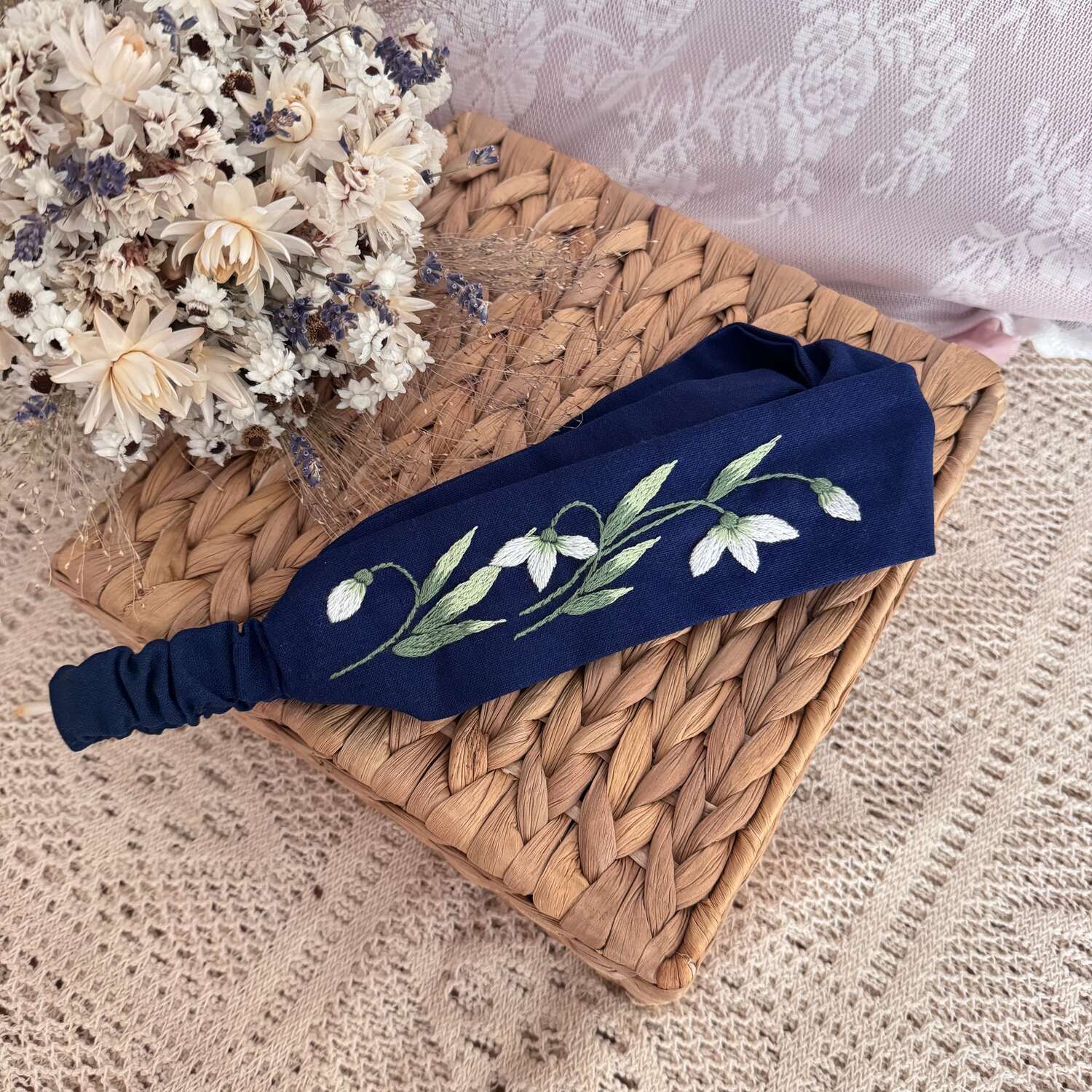 Käsin kirjottu joustava hiuspanta, lumikello-aiheinen kuvio kankaalla