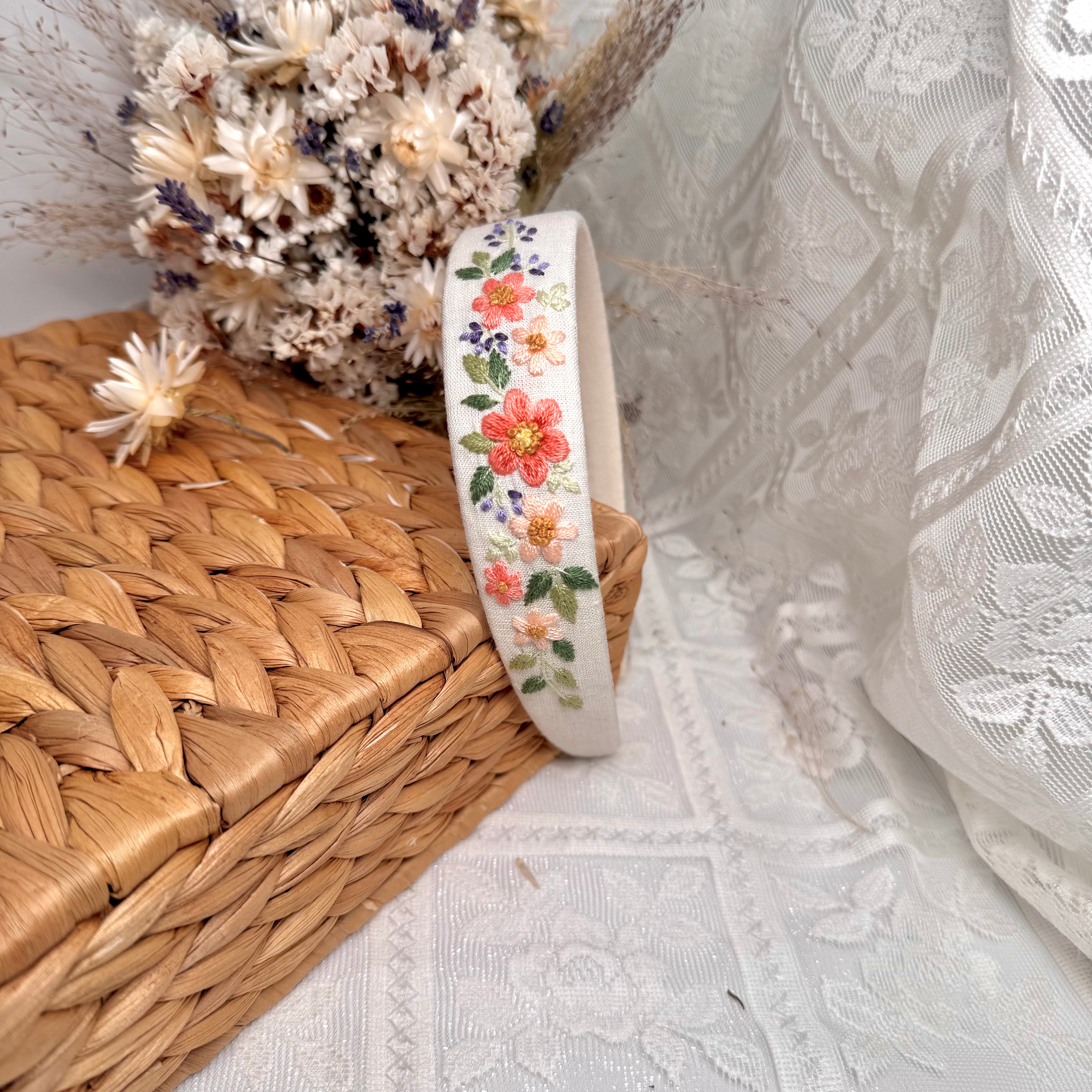 Käsin kirjottu hiuspanta, luonnonkukka-aiheinen kuvio kermanvalkoisella kankaalla