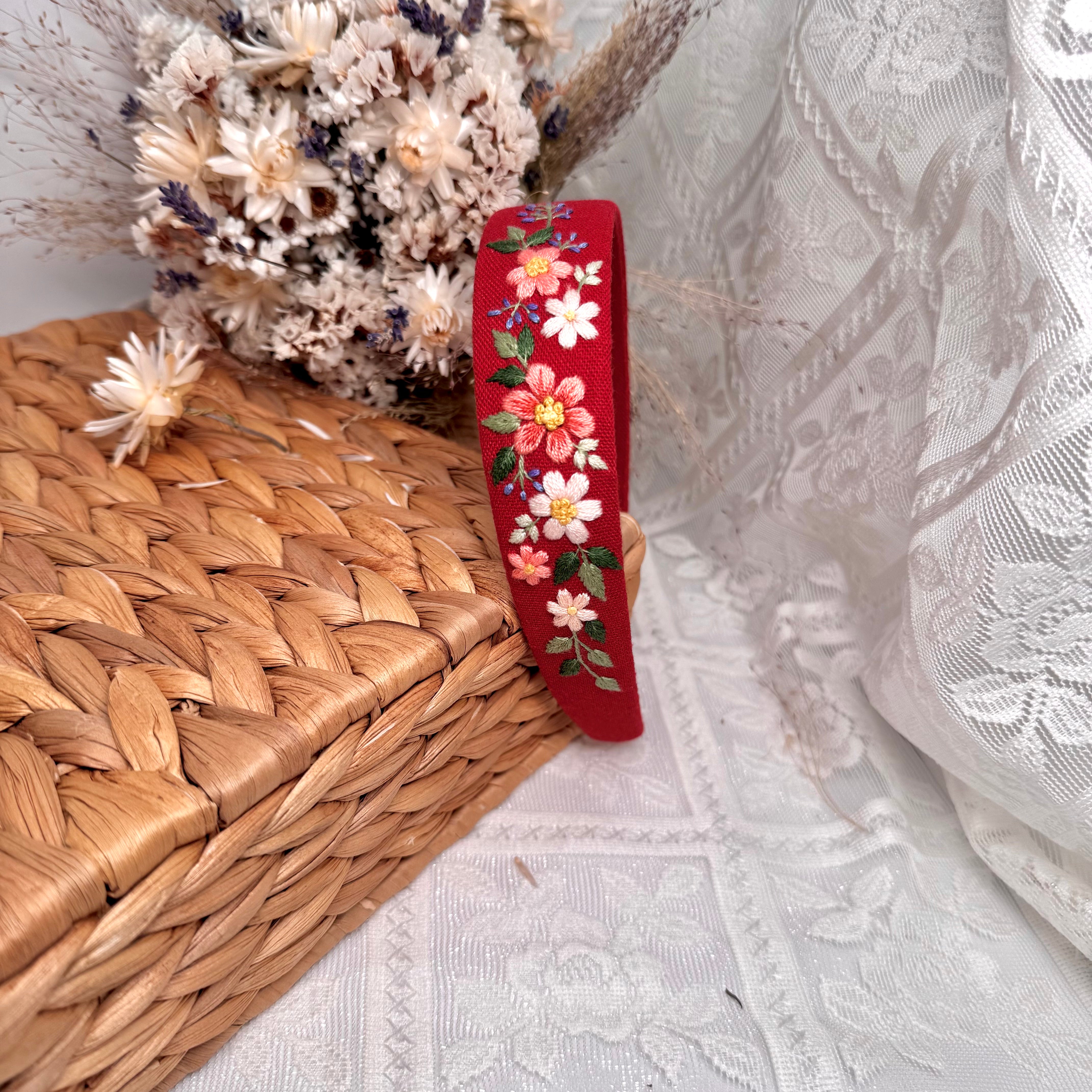 Käsin kirjottu hiuspanta, luonnonkukka-aiheinen kuvio punaisella kankaalla