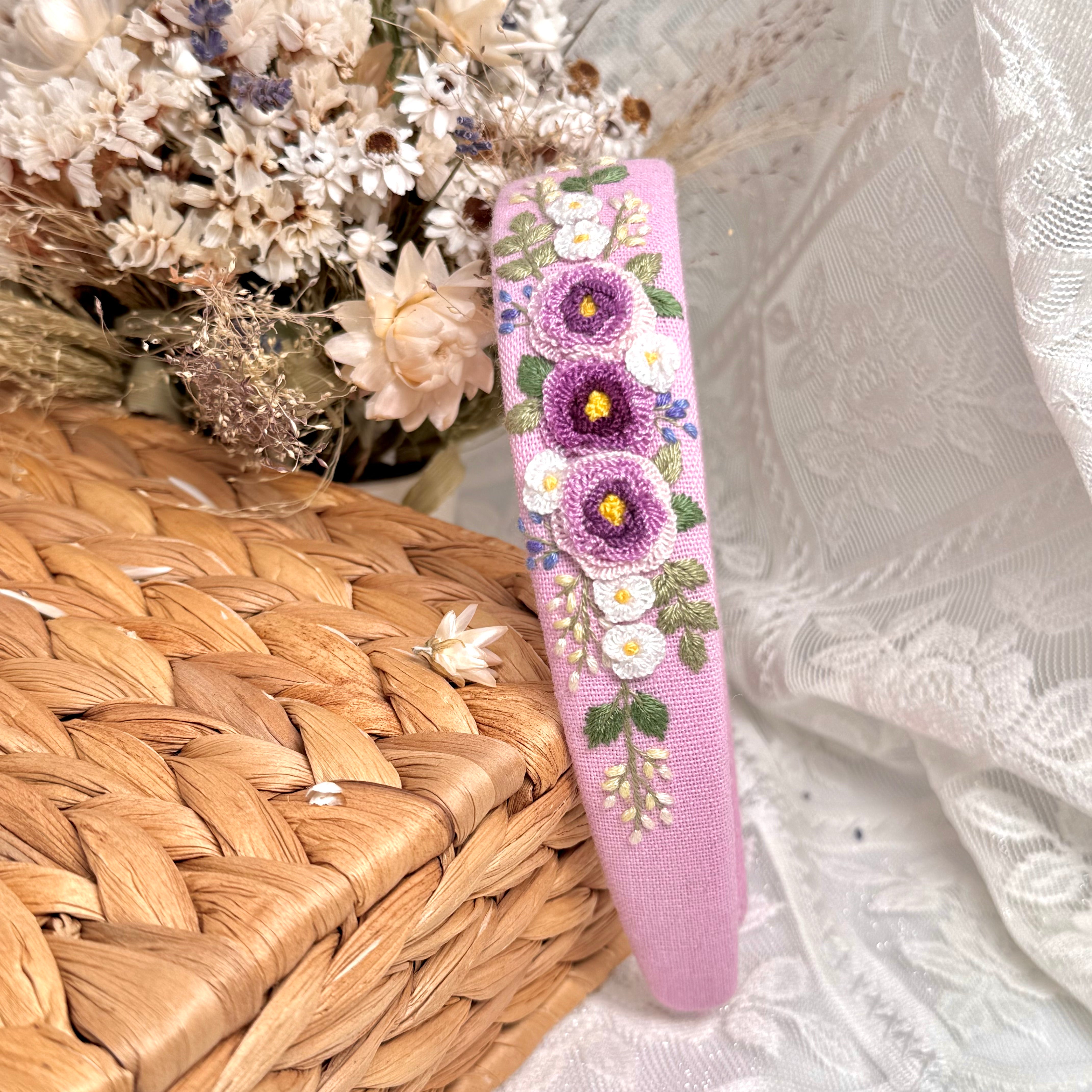 Käsin kirjottu hiuspanta, luonnonkukka-aiheinen kuvio violetilla kankaalla