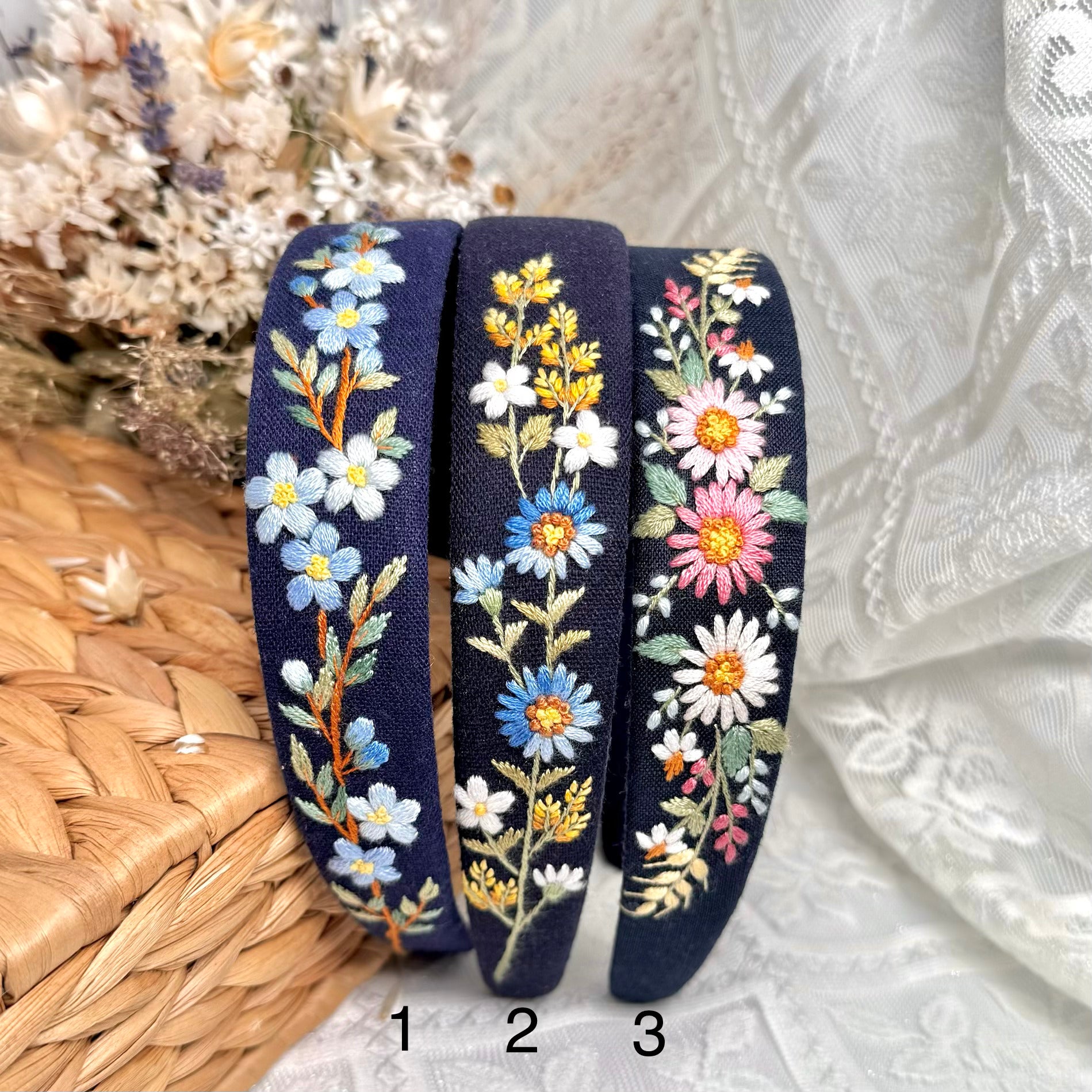 Käsin kirjottu hiuspanta, luonnonkukka-aiheinen kuvio tummansinisellä kankaalla