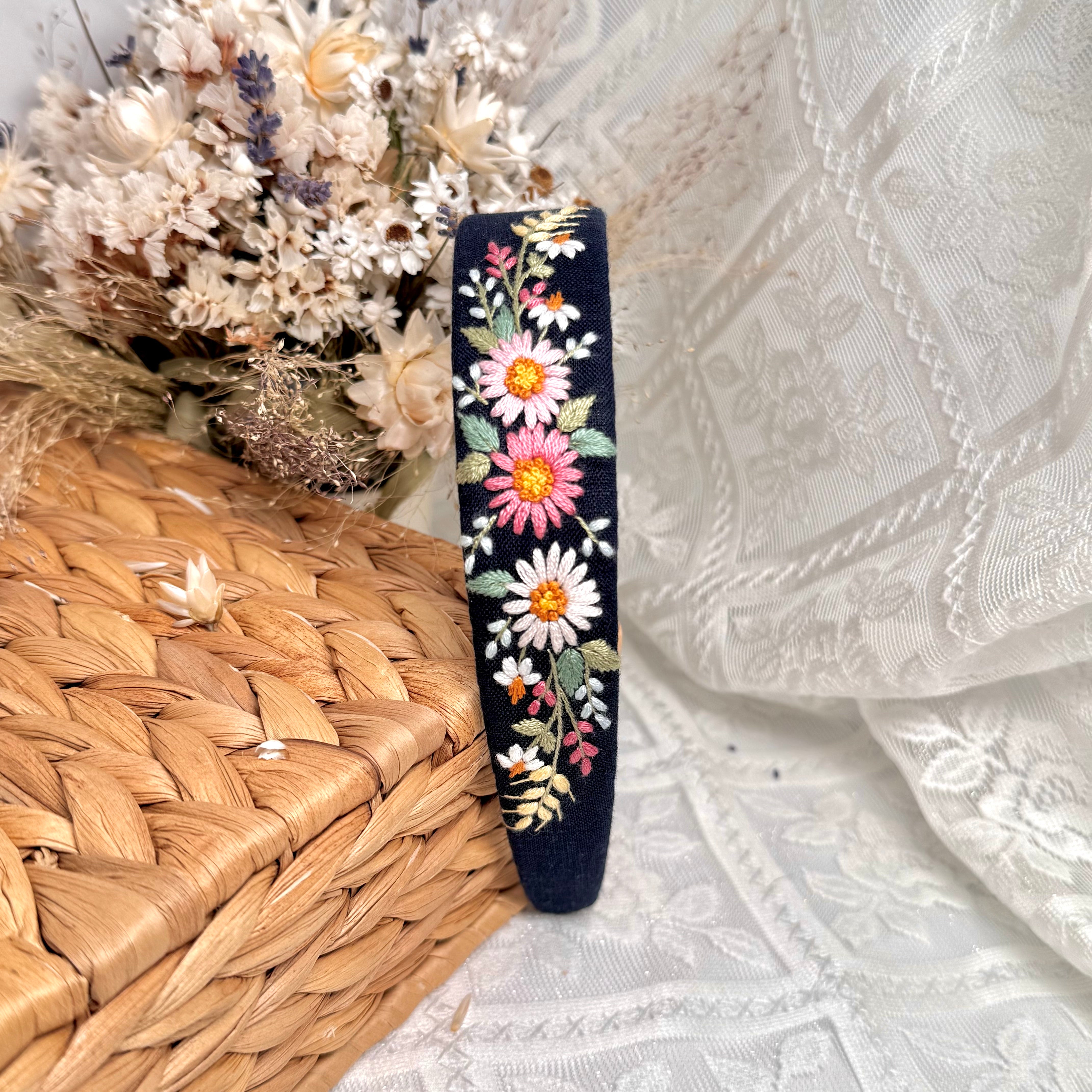 Käsin kirjottu hiuspanta, luonnonkukka-aiheinen kuvio tummansinisellä kankaalla