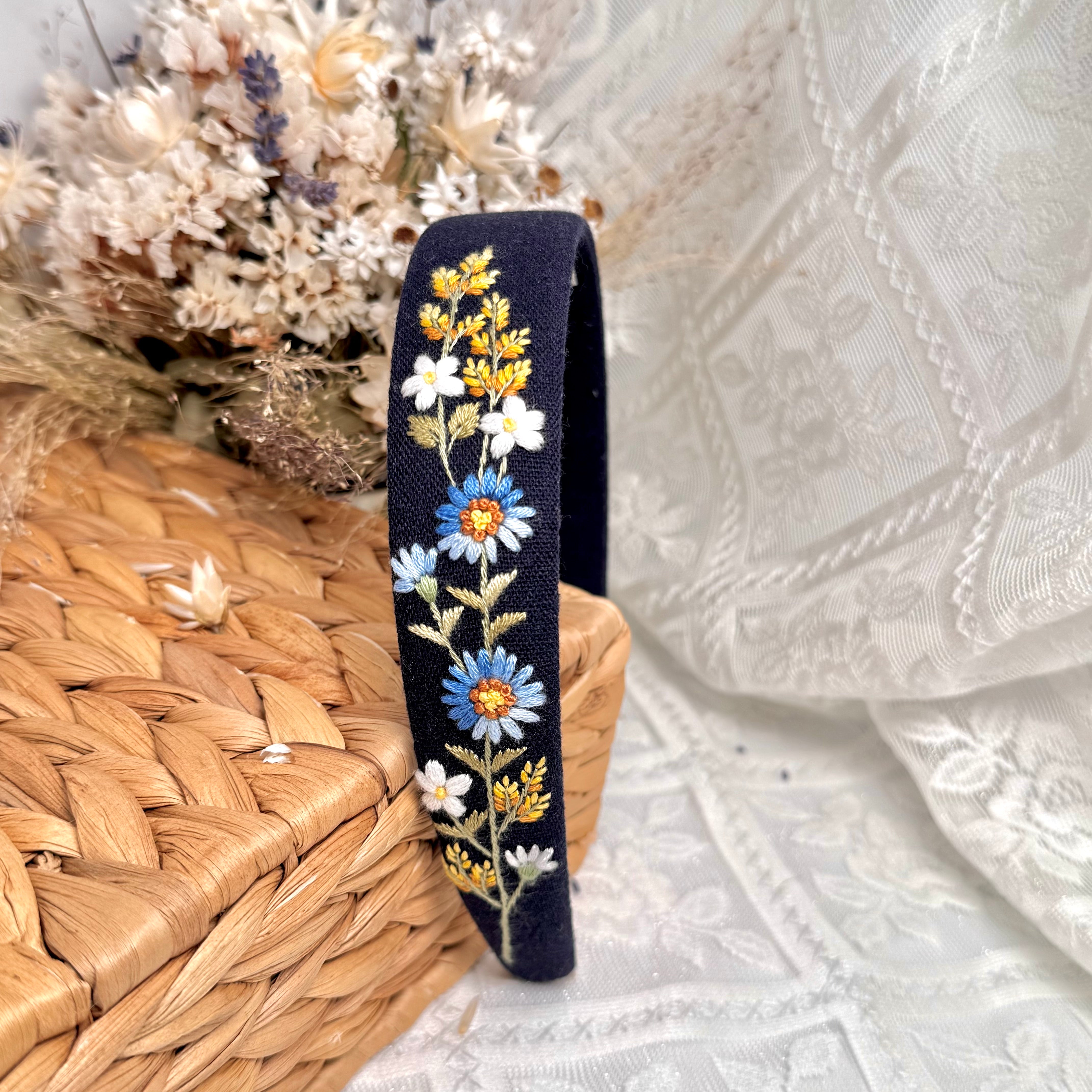 Käsin kirjottu hiuspanta, luonnonkukka-aiheinen kuvio tummansinisellä kankaalla