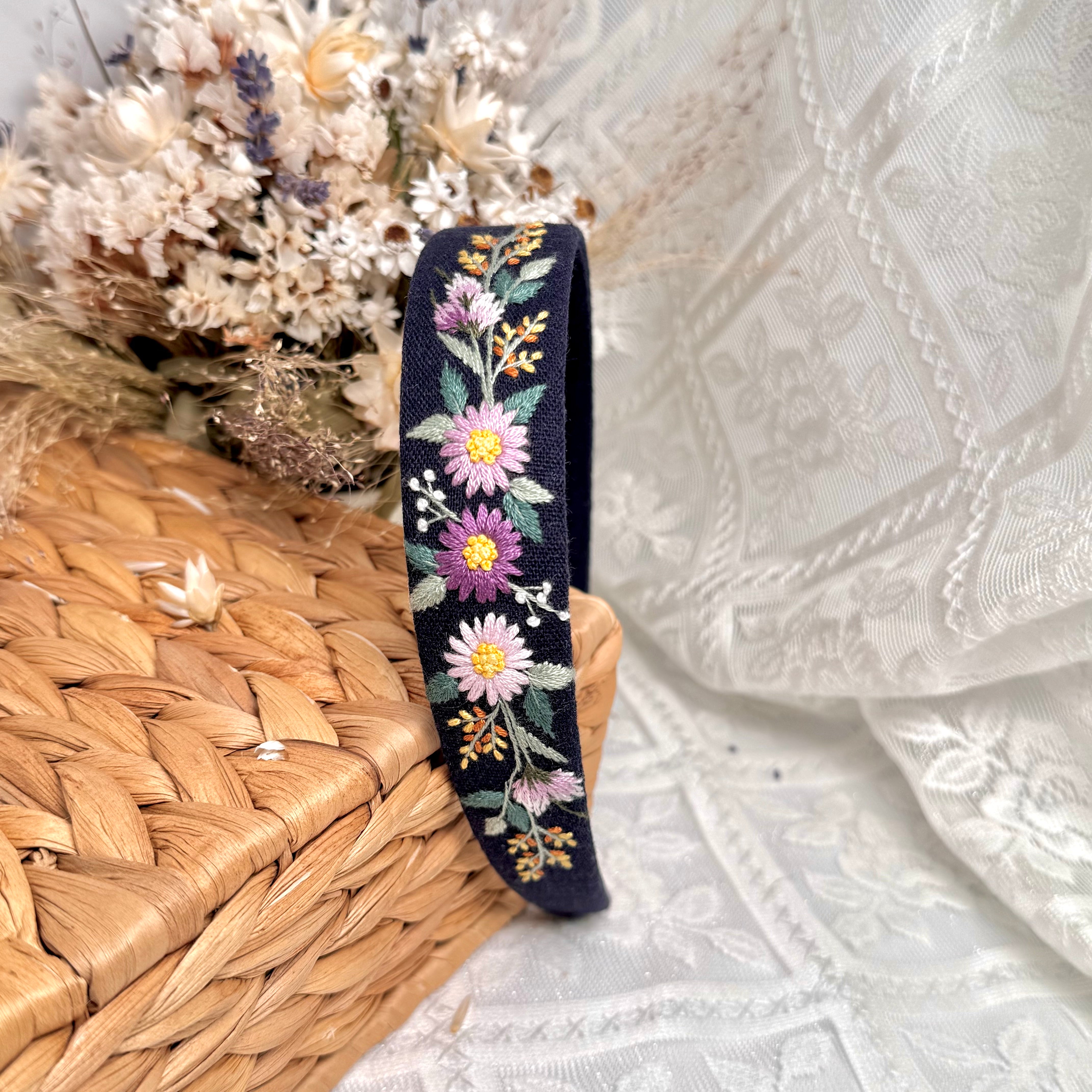 Käsin kirjottu hiuspanta, luonnonkukka-aiheinen kuvio tummansinisellä kankaalla