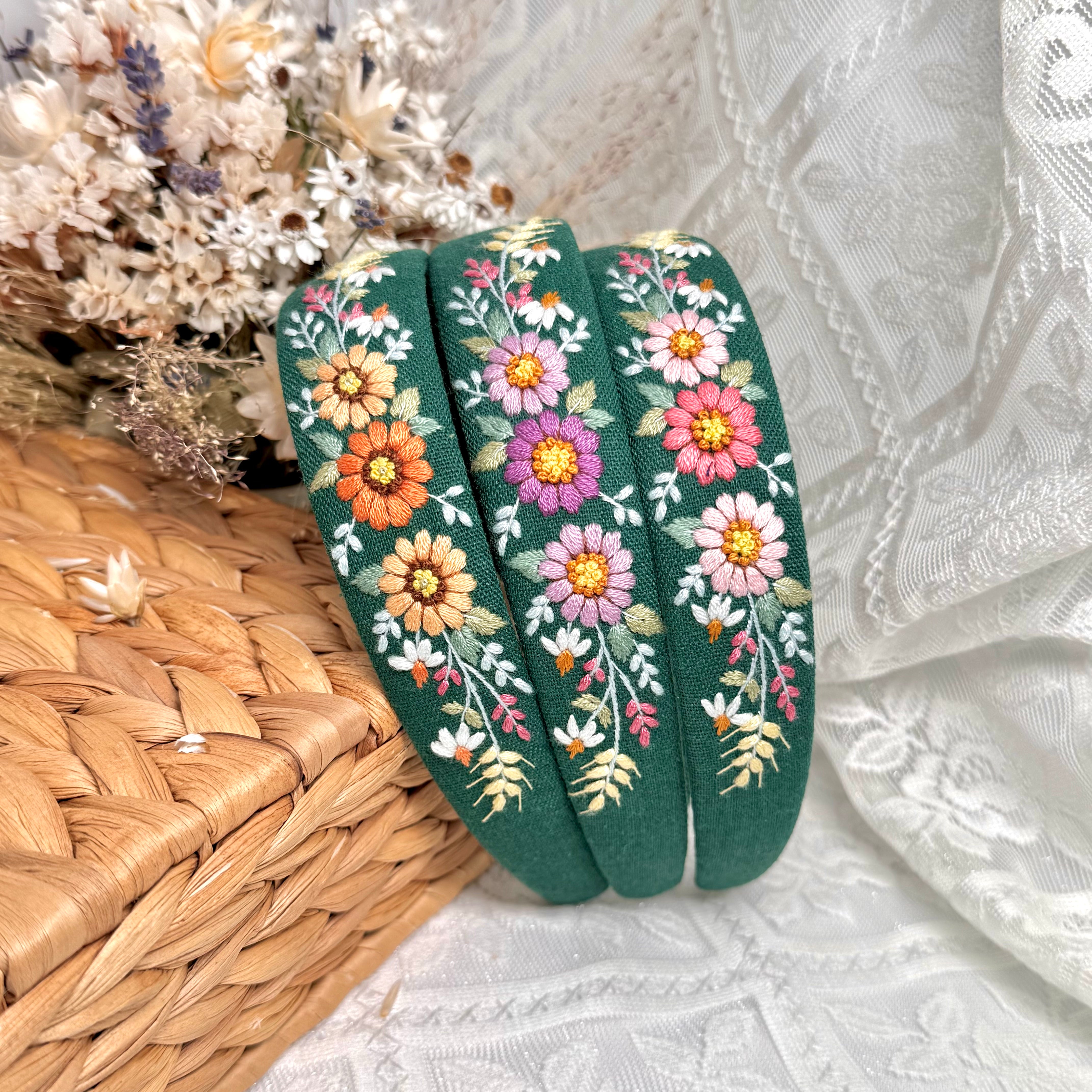 Käsin kirjottu hiuspanta, luonnonkukka-aiheinen kuvio vihreällä kankaalla