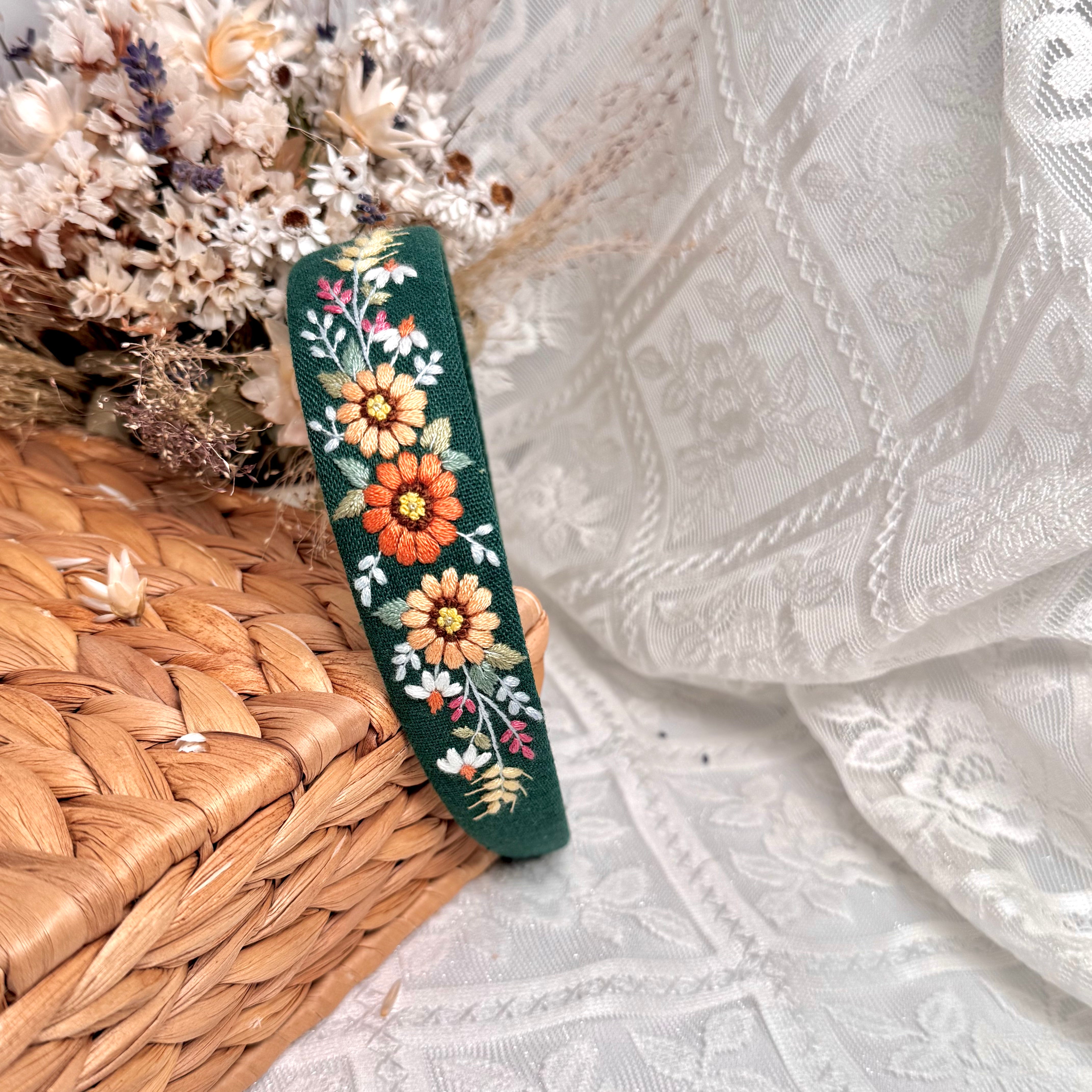 Käsin kirjottu hiuspanta, luonnonkukka-aiheinen kuvio vihreällä kankaalla