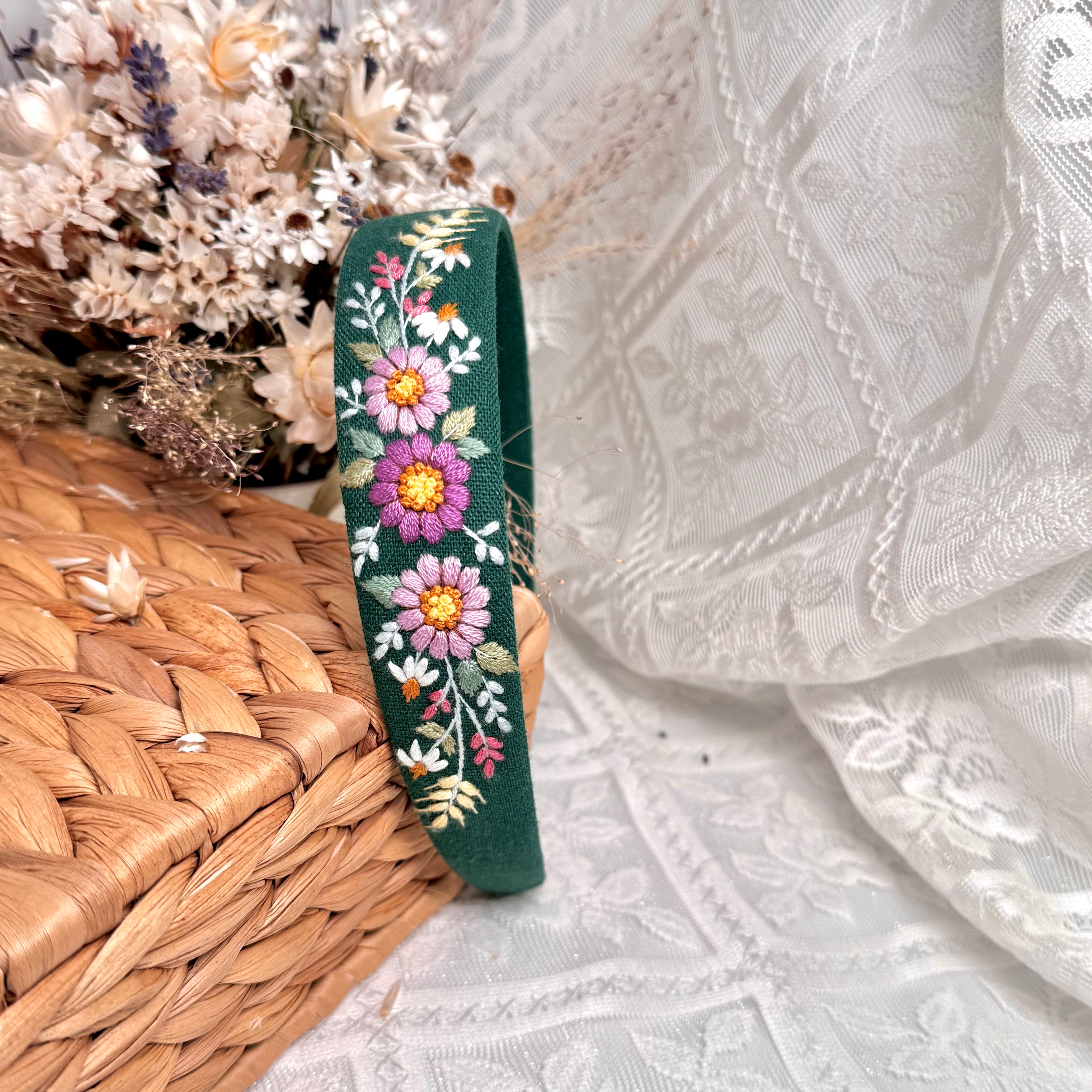 Käsin kirjottu hiuspanta, luonnonkukka-aiheinen kuvio vihreällä kankaalla