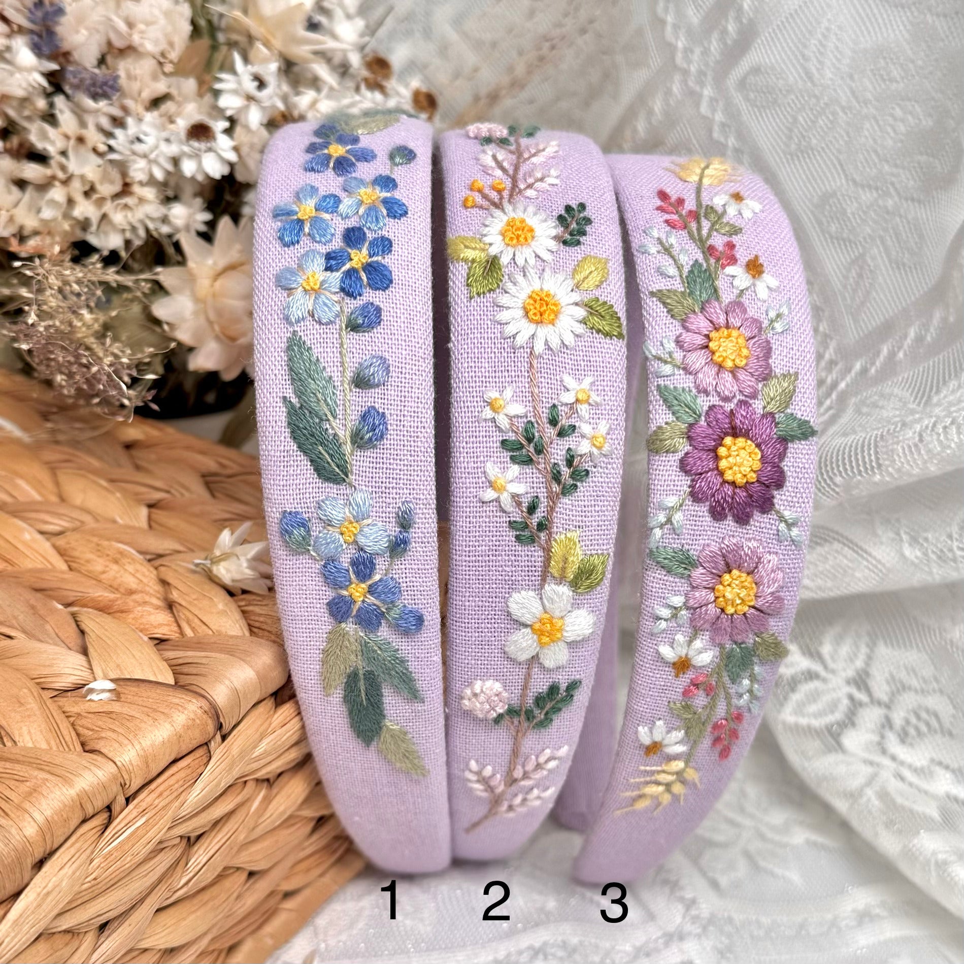 Käsin kirjottu hiuspanta, luonnonkukka-aiheinen kuvio violetilla kankaalla