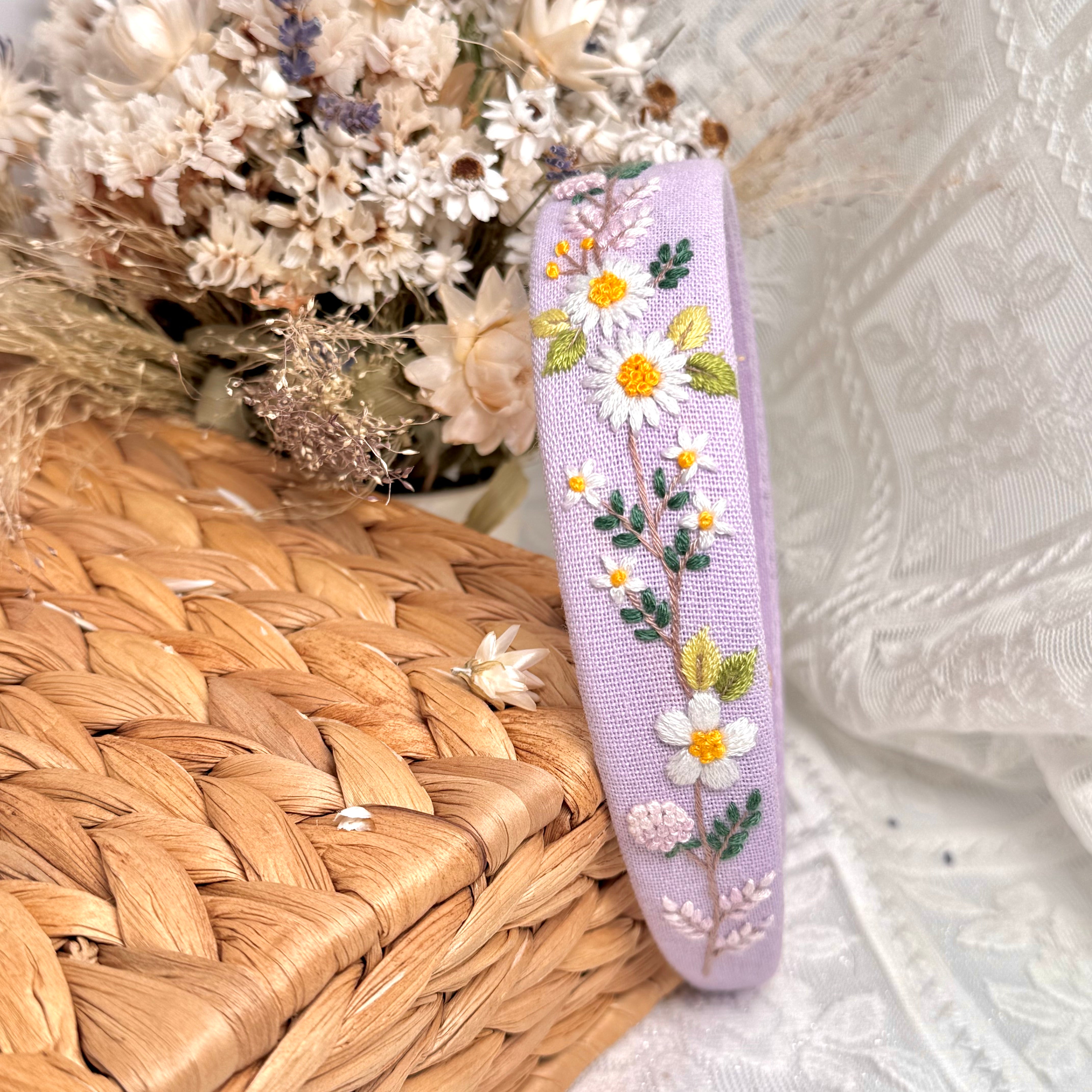 Käsin kirjottu hiuspanta, luonnonkukka-aiheinen kuvio violetilla kankaalla