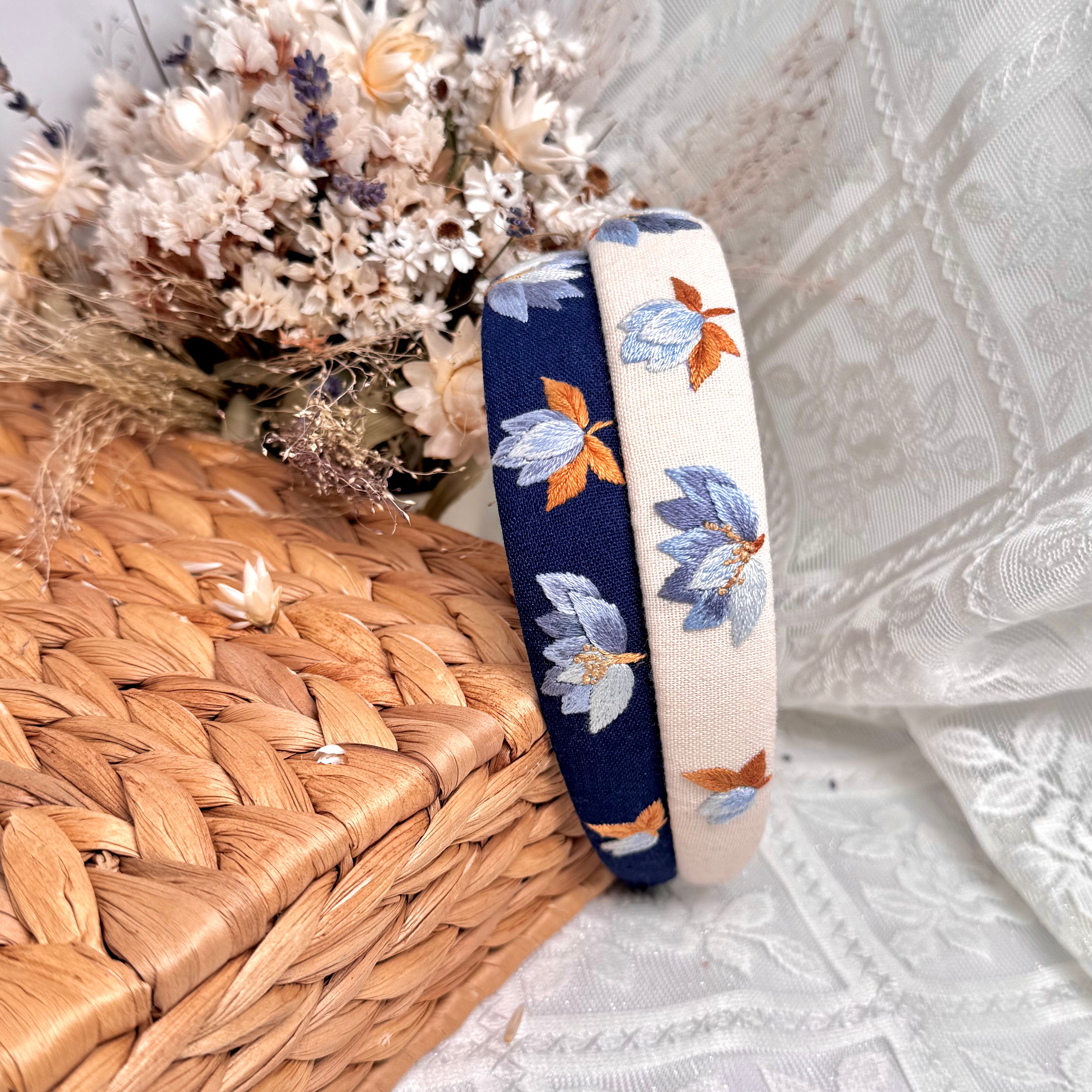 Käsin kirjottu hiuspanta, magnolia-aiheinen kuvio kankaalla