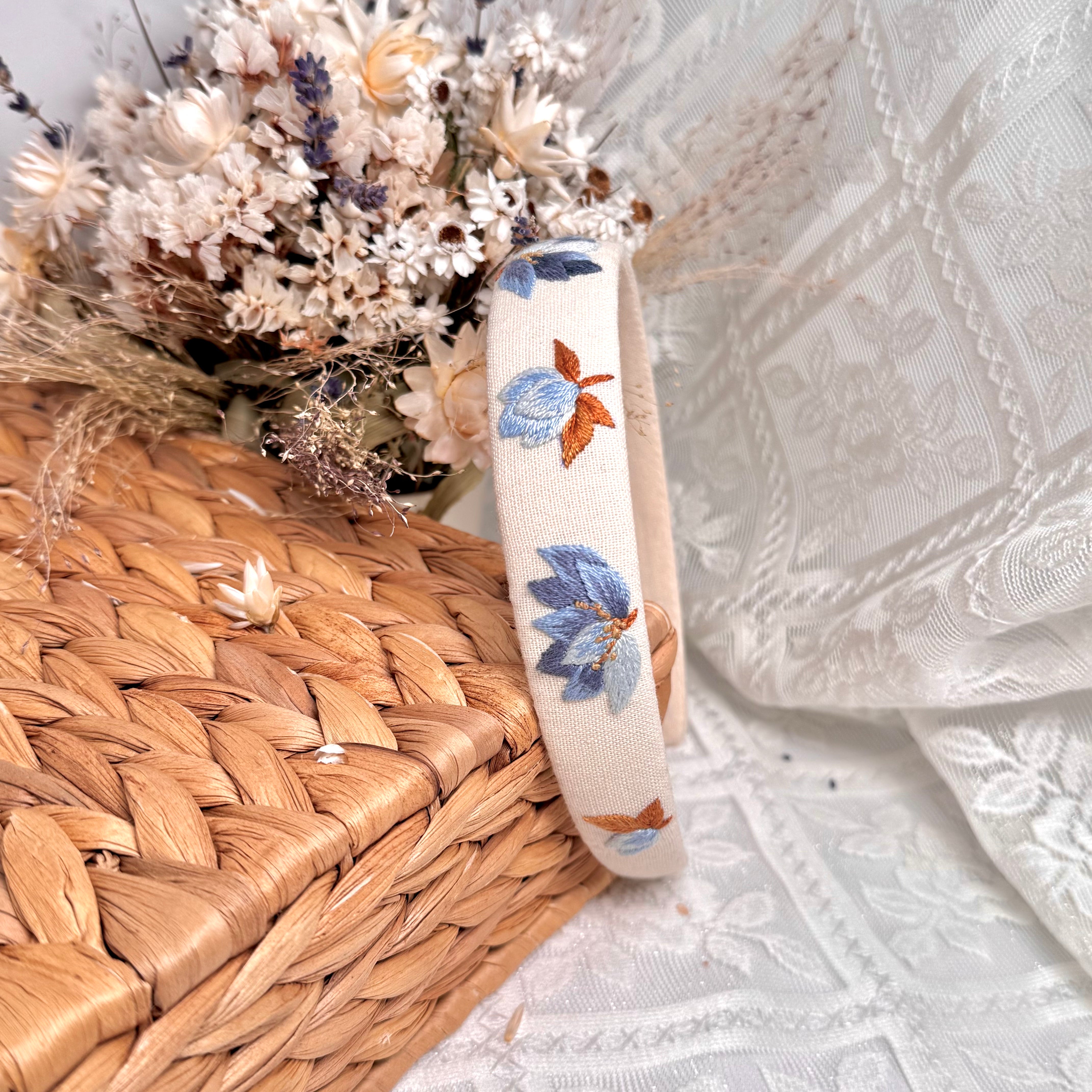 Käsin kirjottu hiuspanta, magnolia-aiheinen kuvio kankaalla