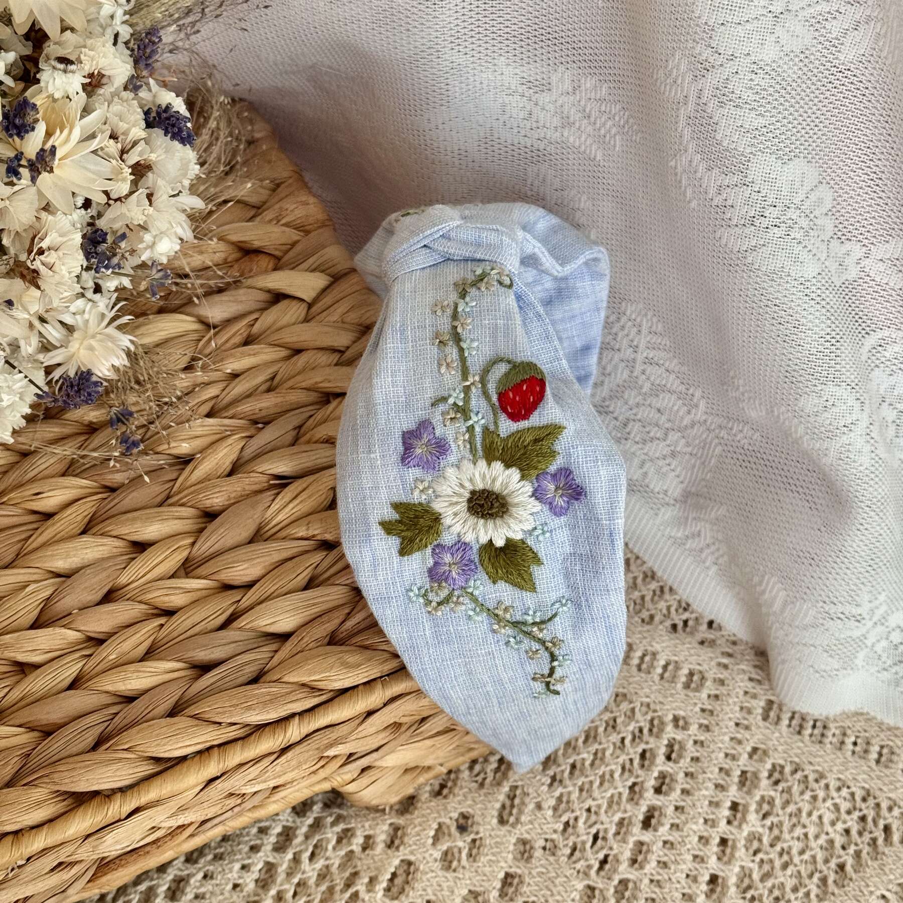 Käsin kirjottu turbaanipanta, mansikankukka-aiheinen kuvio kankaalla