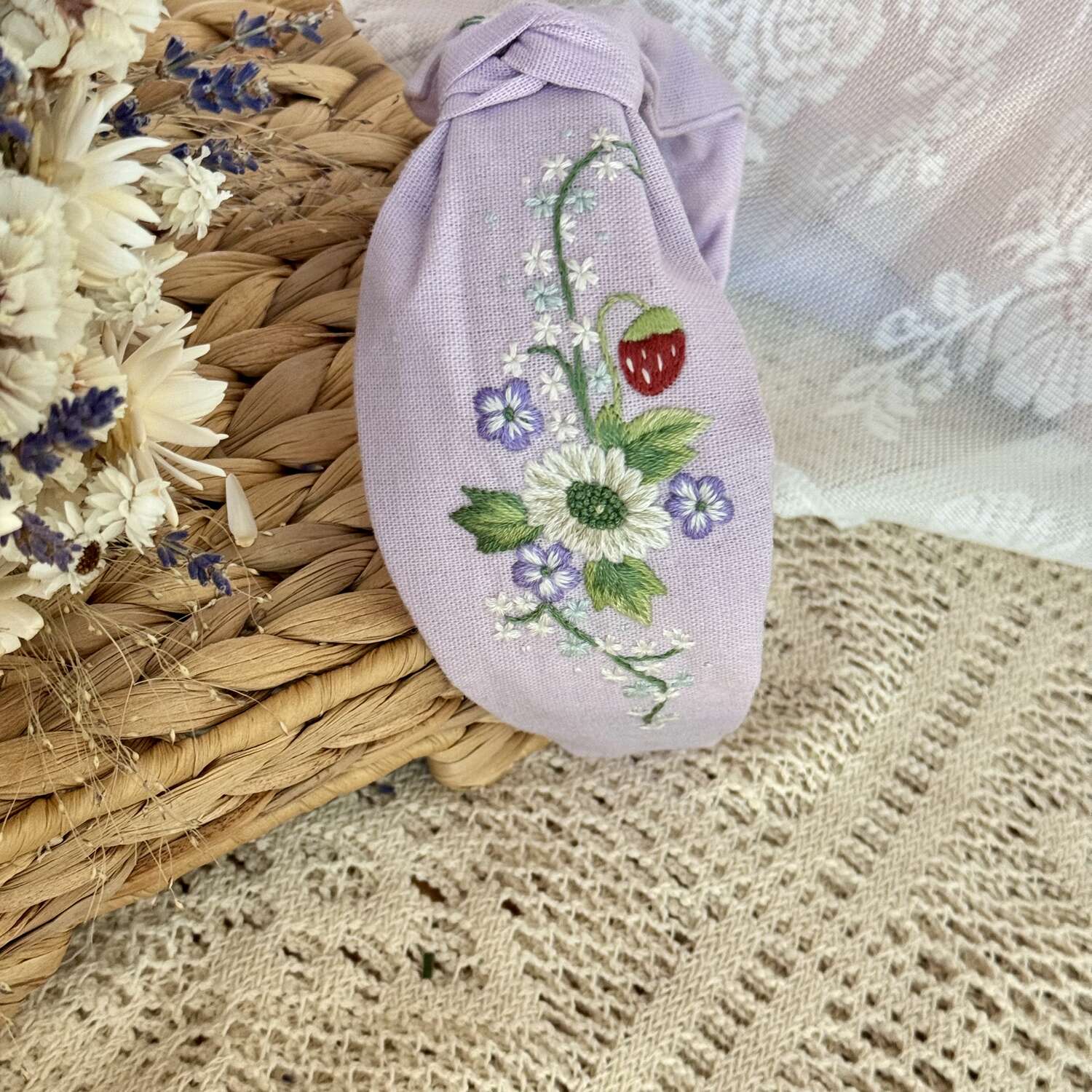 Käsin kirjottu turbaanipanta, mansikankukka-aiheinen kuvio kankaalla